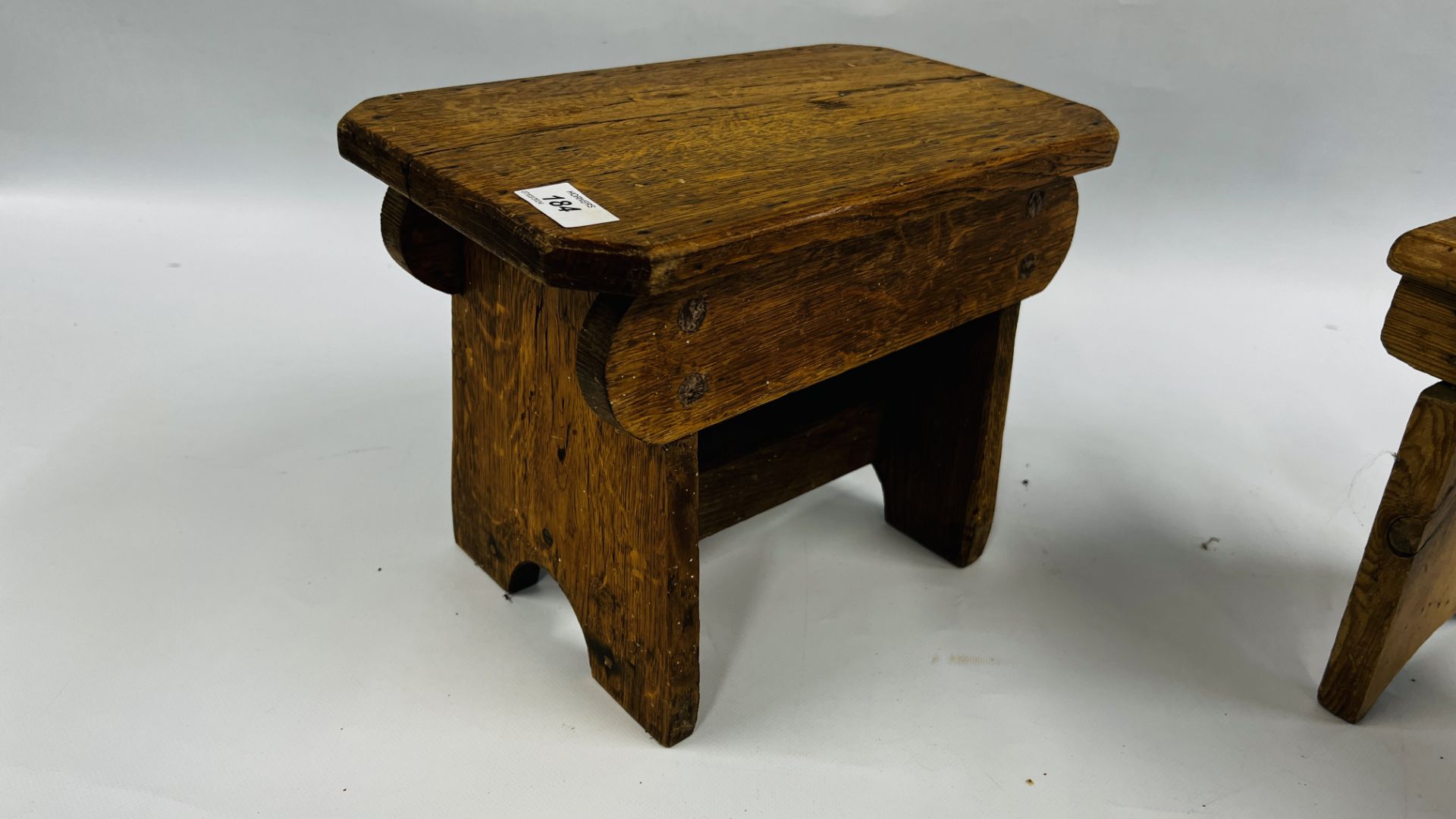 A GROUP OF 3 VINTAGE LOW/MILKING STOOLS TO INCLUDE A SOLID OAK EXAMPLE (VARIOUS SIZES). - Image 7 of 10