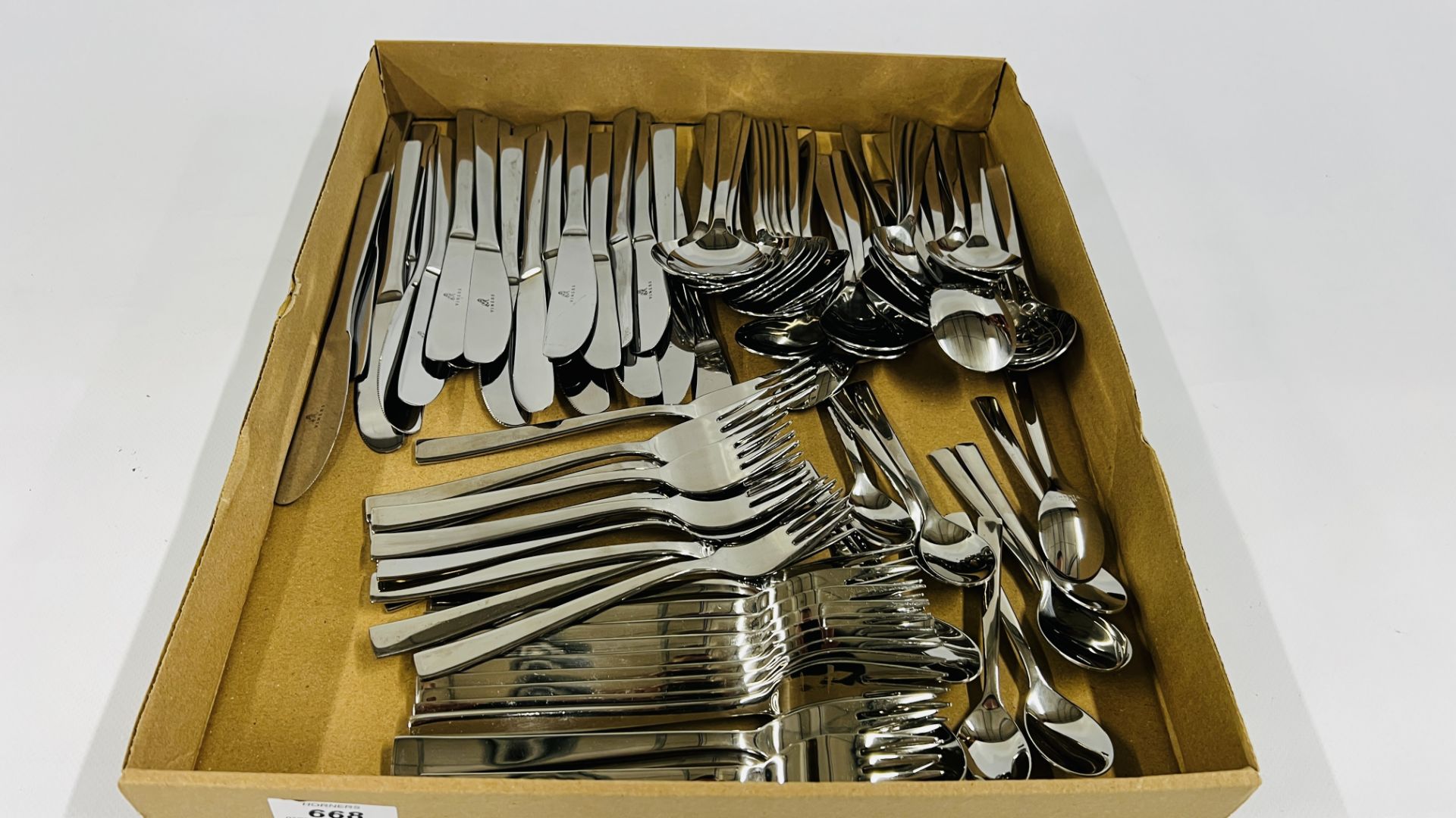 A GOOD QUANTITY OF GOOD QUALITY VINERS CUTLERY.