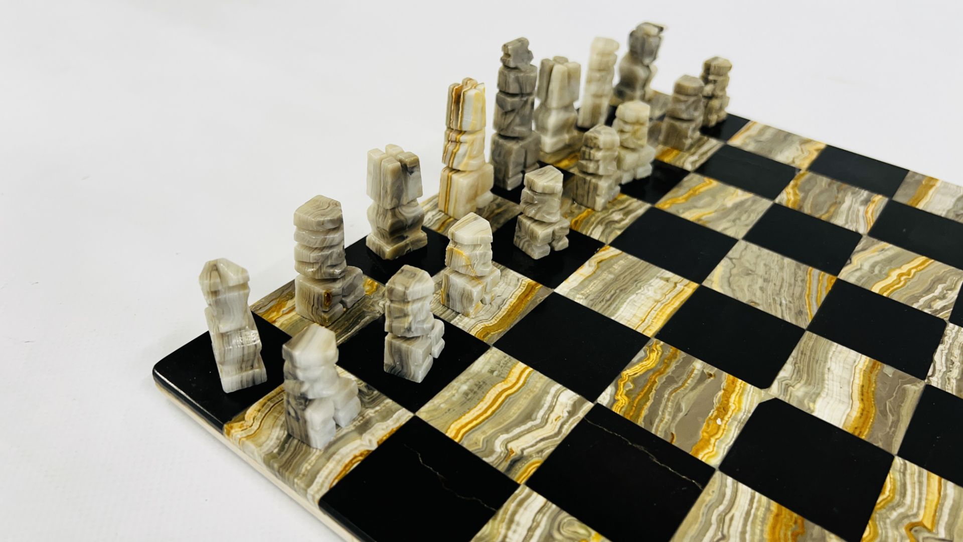 A HARDSTONE CHESS BOARD AND PIECES. - Bild 2 aus 6