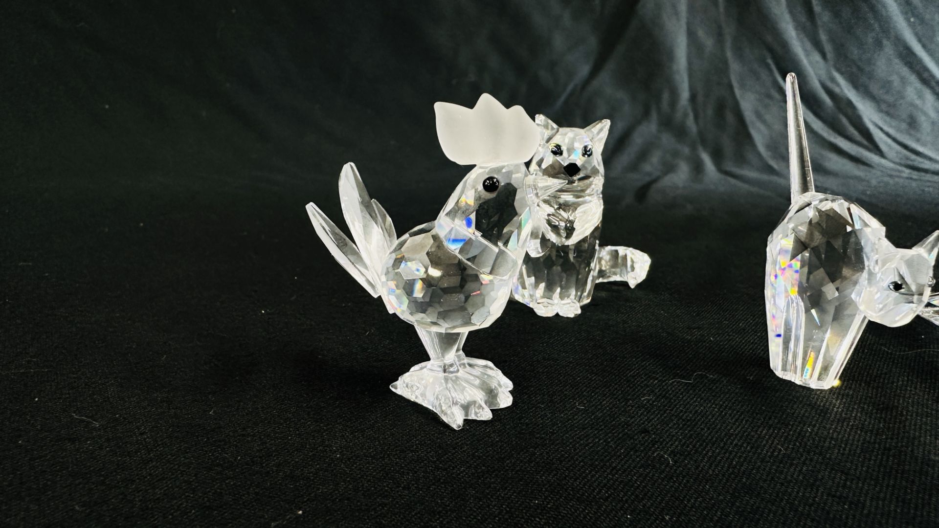 GRUOP OF 7 SWAROVSKI CABINET COLLECTIBLE ORNAMENTS TO INCLUDE MINI HEN (7675), TOM CAT (198241), - Image 6 of 12