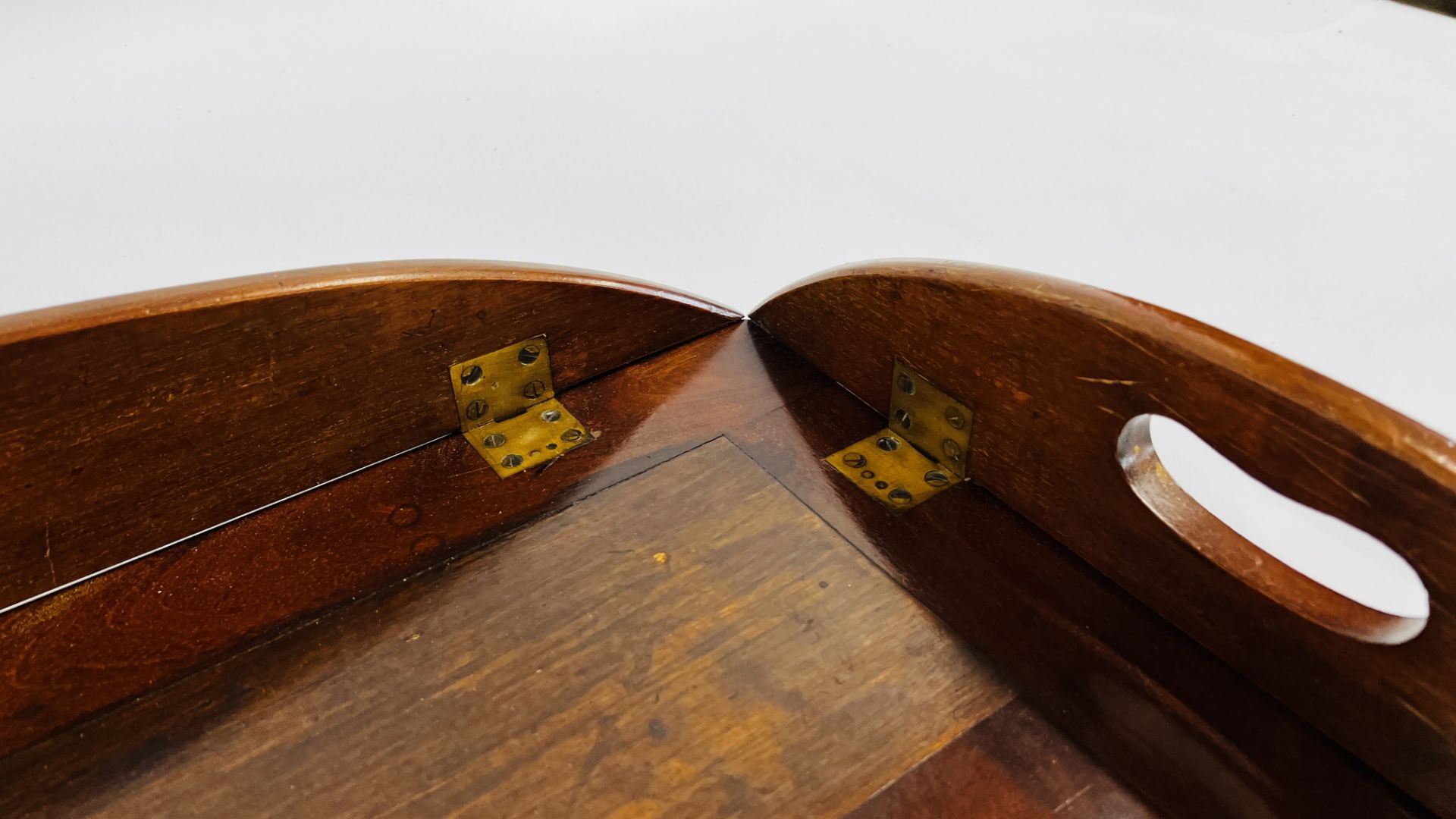 A MAHOGANY BUTLER'S TRAY WITH FOLDING SIDES ON FOLDING STAND TRAY 68 X 42CM. - Bild 7 aus 16