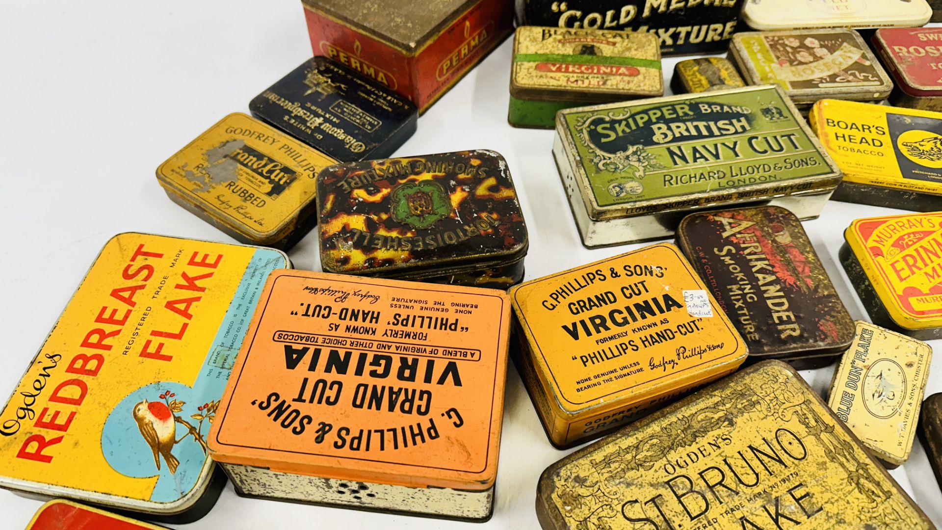 A BOX CONTAINING AN EXTENSIVE COLLECTION OF ASSORTED EMPTY VINTAGE TOBACCO TINS TO INCLUDE EXAMPLES - Image 5 of 10