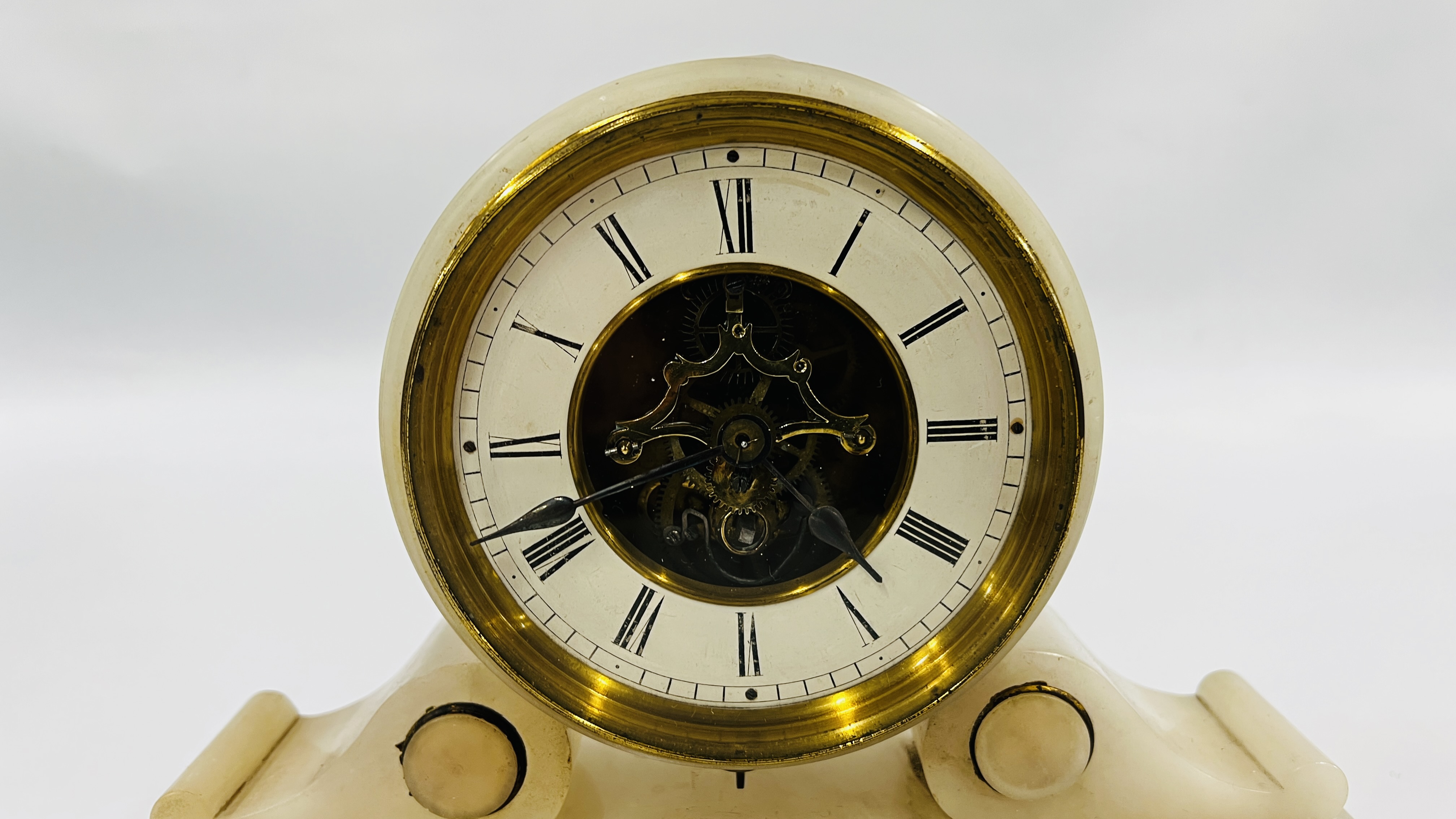 A FRENCH ALABASTER MANTEL CLOCK MARKED BREVETE SGDG WITH KEY - H 22CM X W 27CM. - Image 2 of 4