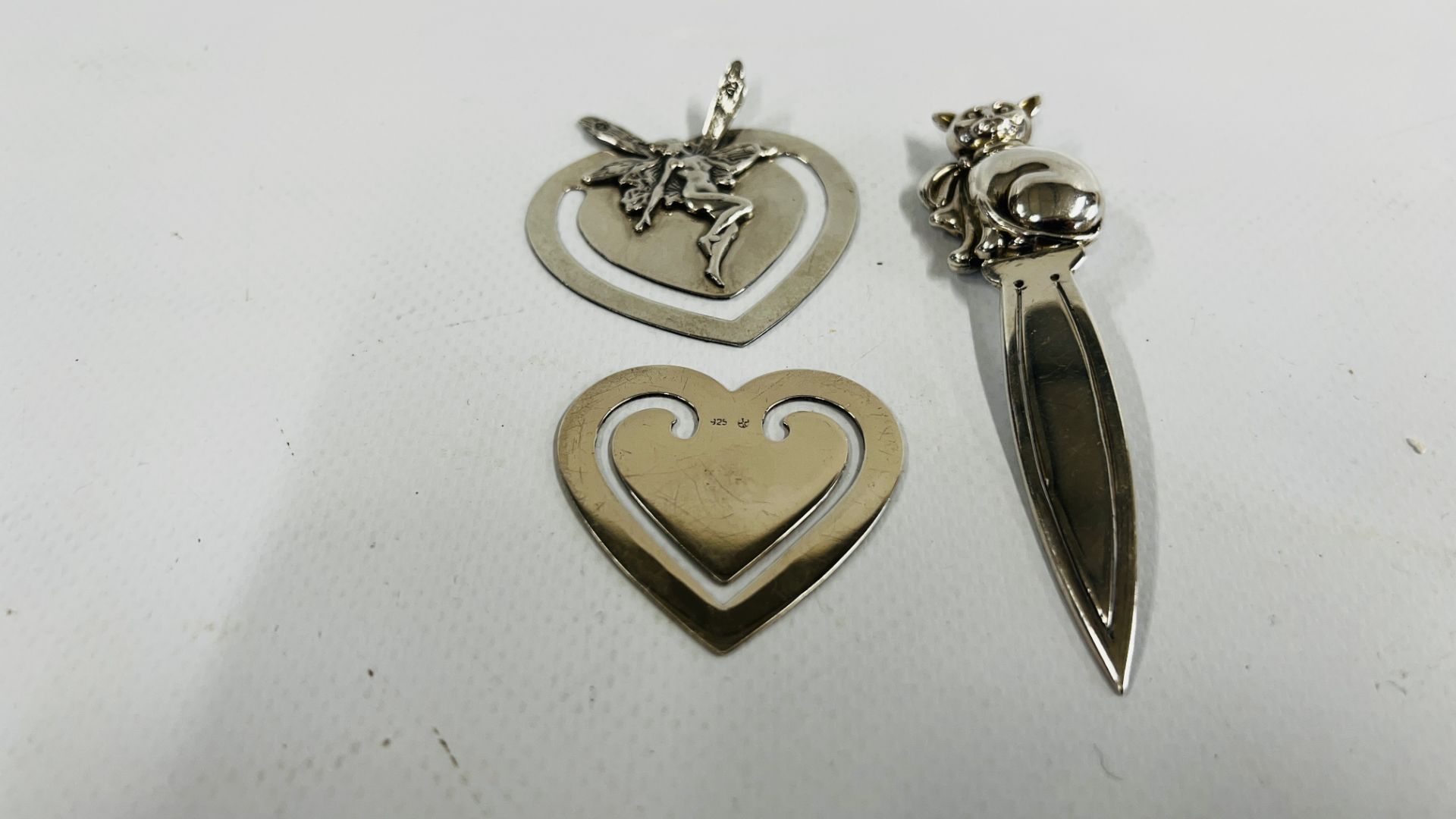 A GROUP OF THREE SILVER BOOKMARKS TO INCLUDE A FAIRY AND CAT EXAMPLES. - Image 4 of 5