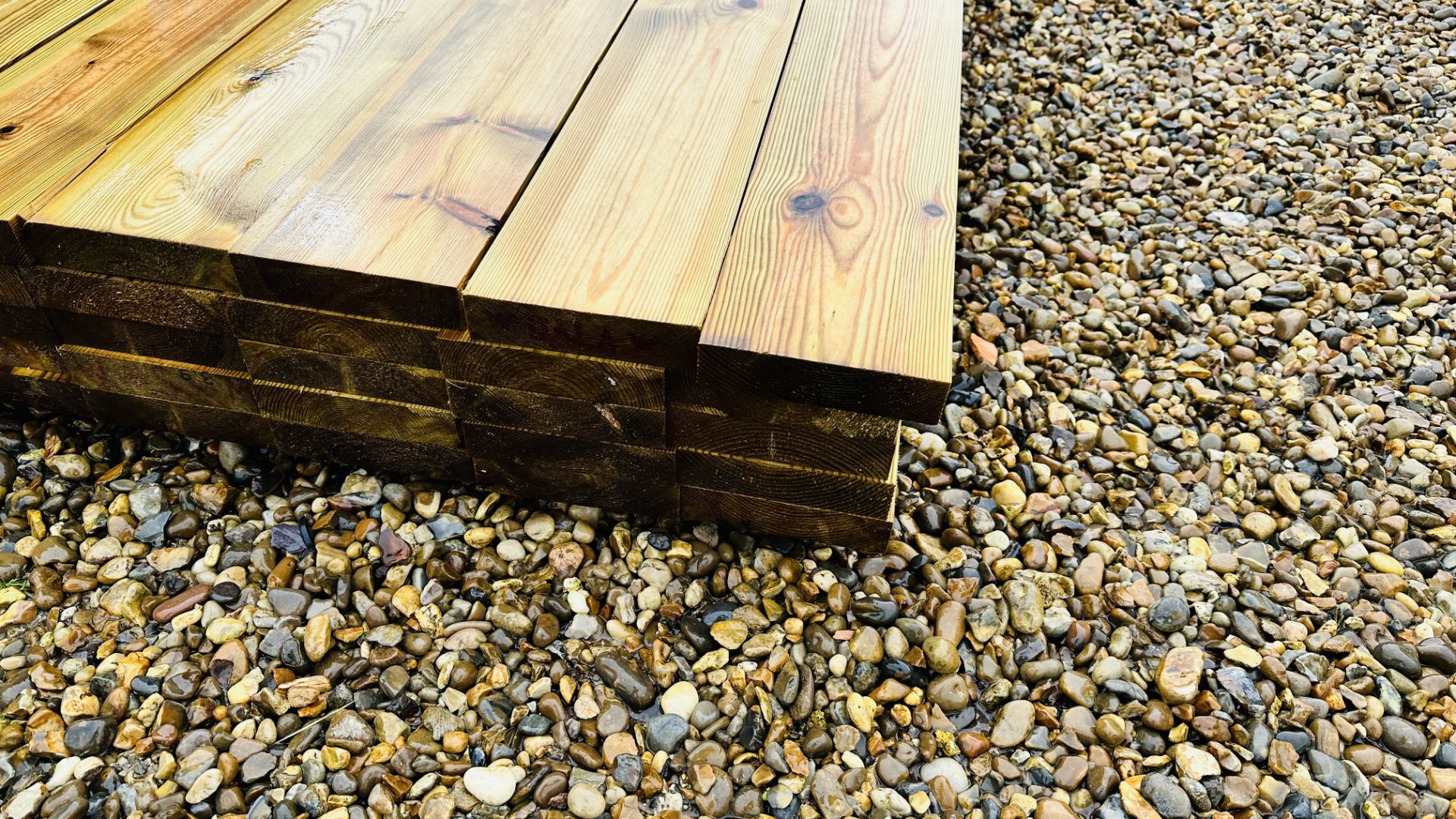 33 X 3.9M LENGTHS 145MM X 35MM PLANED TANALISED TIMBER. THIS LOT IS SUBJECT TO VAT ON HAMMER PRICE. - Image 3 of 5