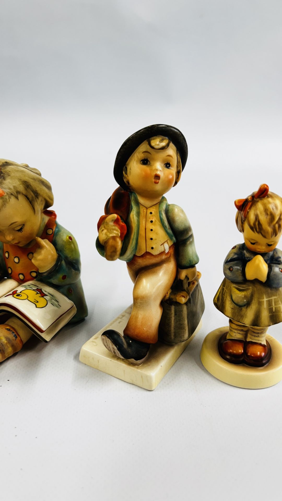 A GROUP OF FIVE GOEBEL FIGURES INCLUDING 'BOOKWORM', 'EVENING PRAYER' AND 'FAVOURITE PET' ETC. - Bild 5 aus 10