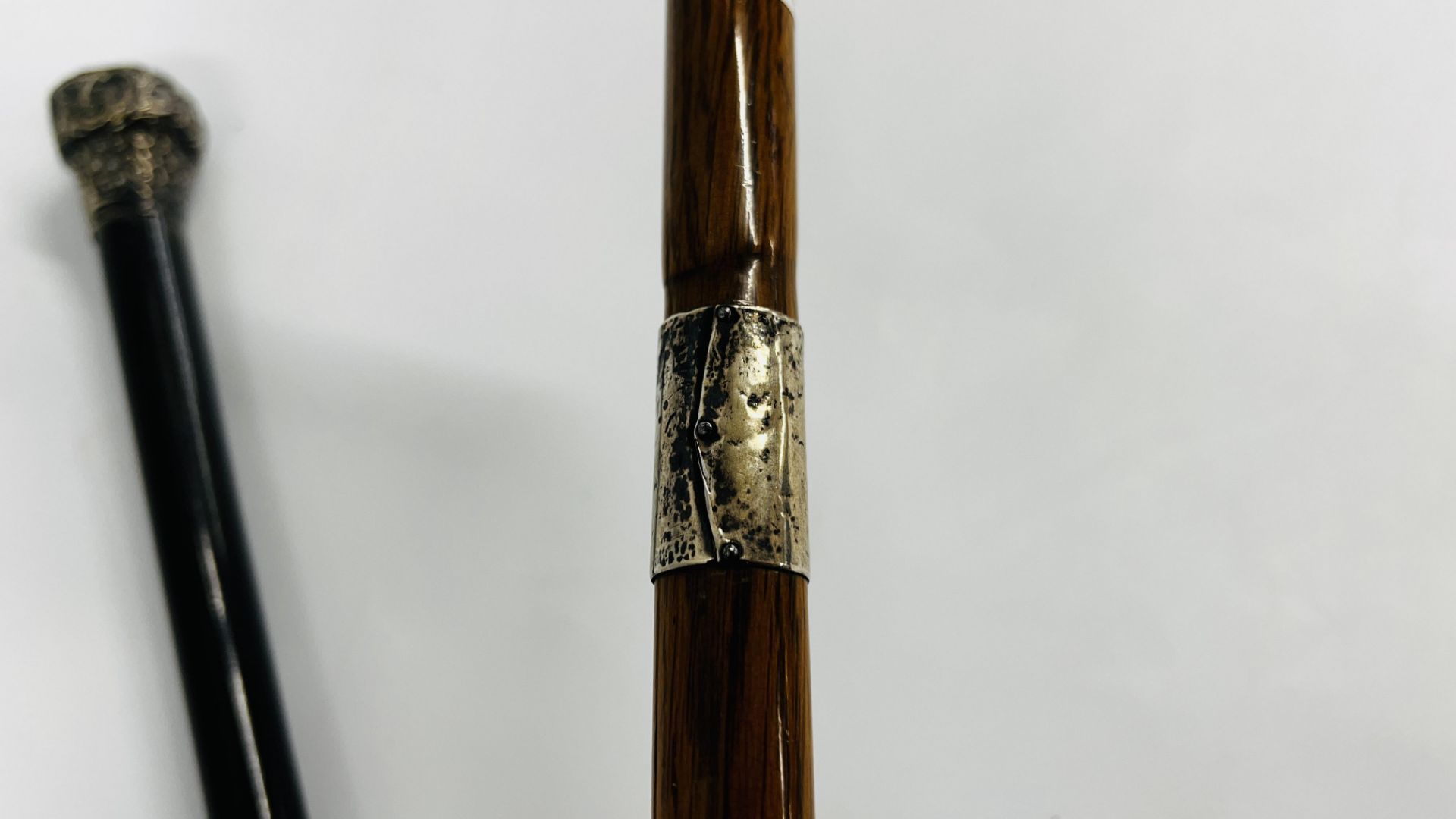 AN EBONY WALKING CANE WITH SILVER TOP A/F AND ONE FURTHER WALKING CANE WITH SILVER TOP AND BAND - Bild 5 aus 12