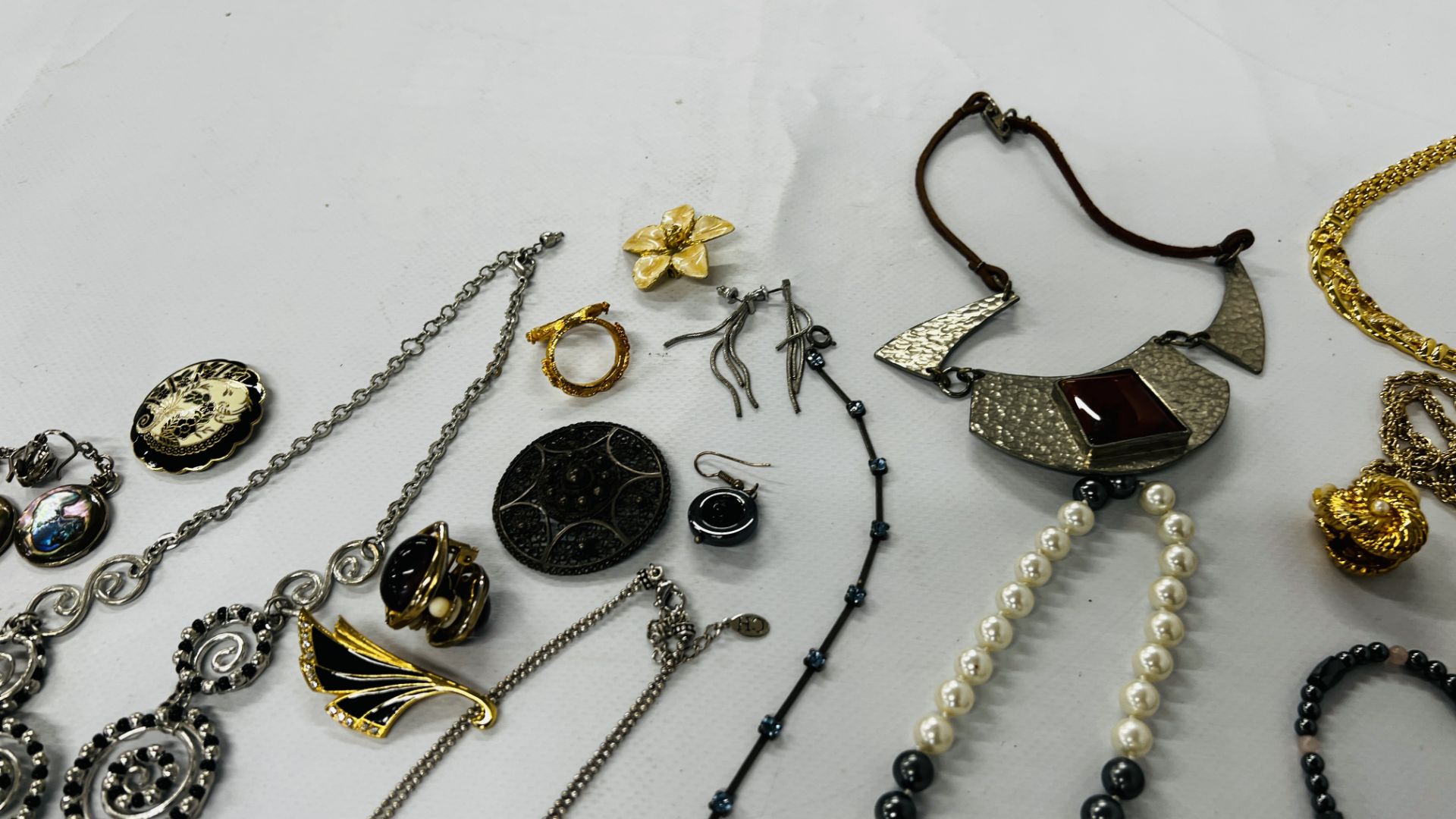 A TRAY OF RETRO AND VINTAGE JEWELLERY TO INCLUDE NECKLACES, BRACELETS ETC. - Image 12 of 14