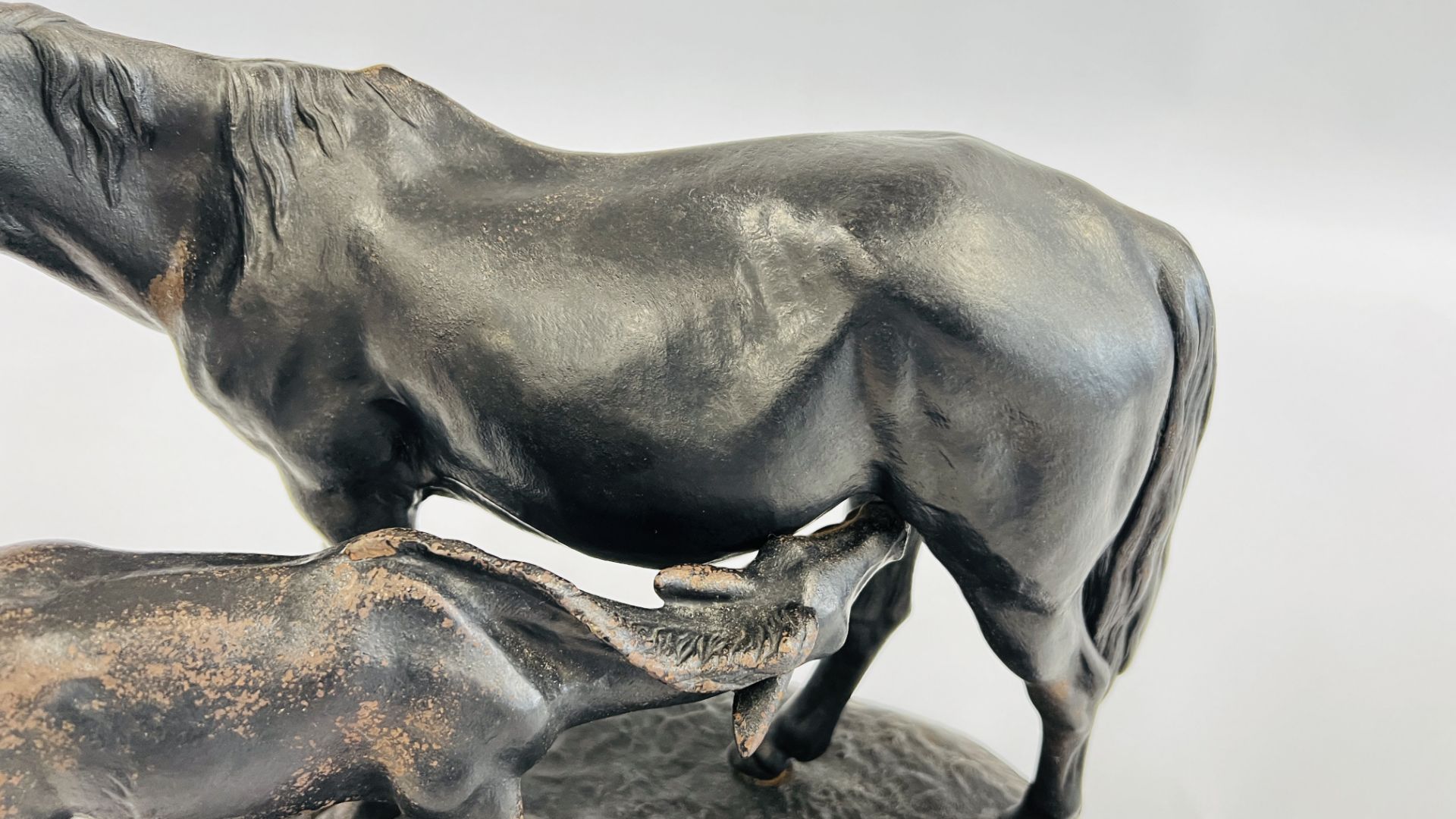 A FOUNDRY CAST IRON SCULPTURE DEPICTING A MARE AND FOAL, MARKED KACNH 1970 - L 32CM X H 30CM. - Image 3 of 6