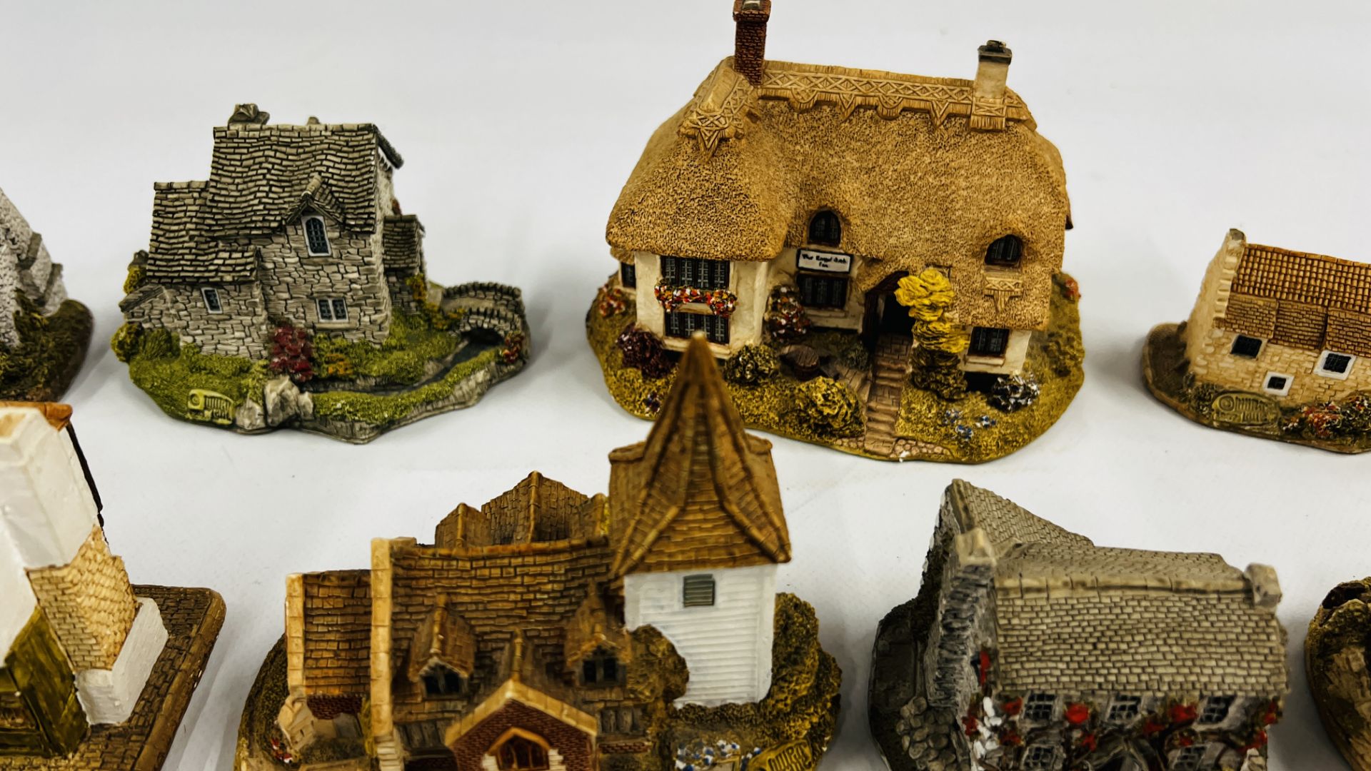 A COLLECTION OF 13 LILLIPUT LANE COTTAGES, SOME HAVING DEEDS ALONG WITH LILLLIPUT LANE BOOKLETS. - Bild 9 aus 13