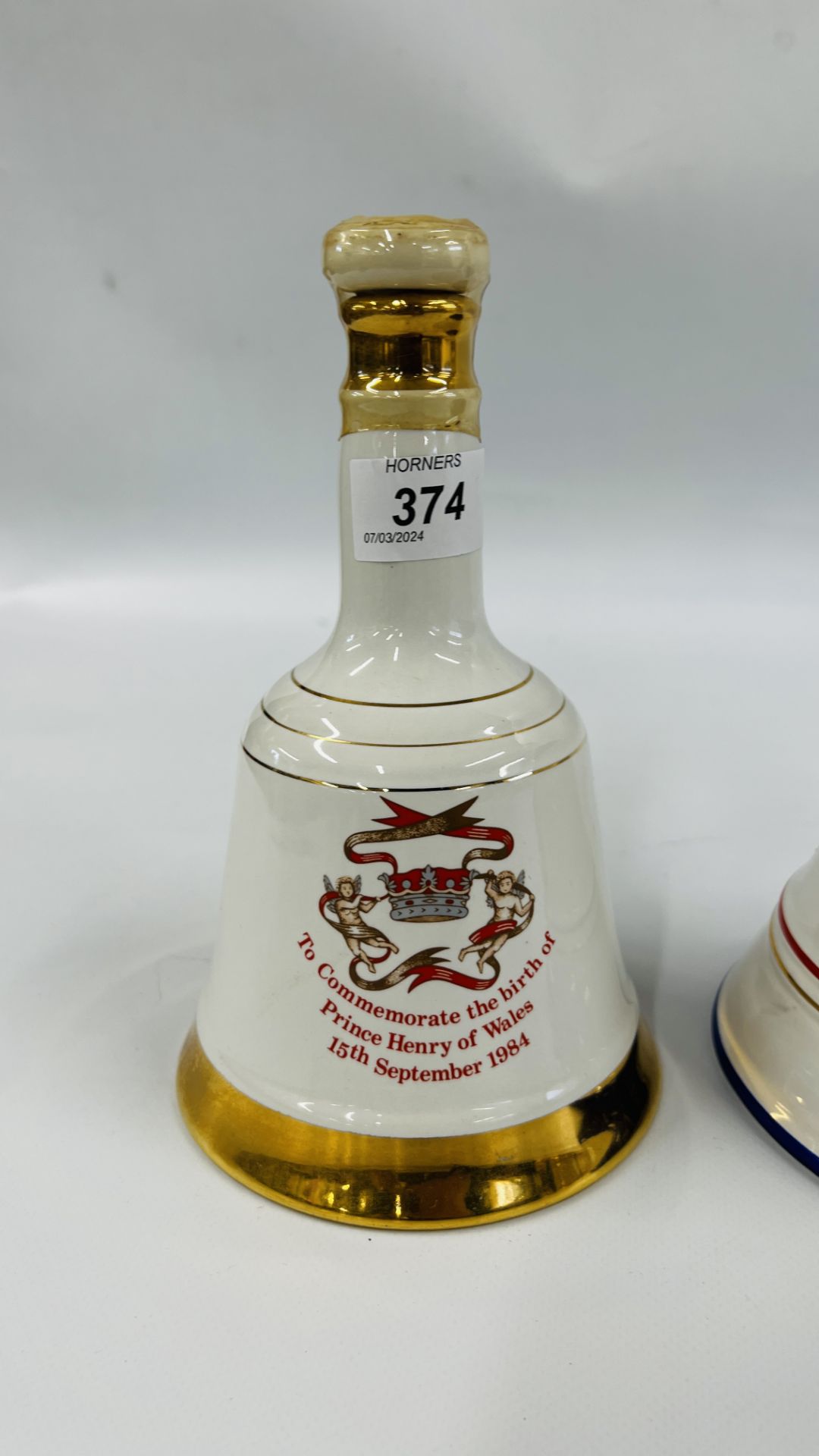 A GROUP OF 4 COMMEMORATIVE WADE WHISKY BELLS TO INCLUDE PRINCE HENRY OF WALES 15TH SEPTEMBER 1984, - Bild 2 aus 5
