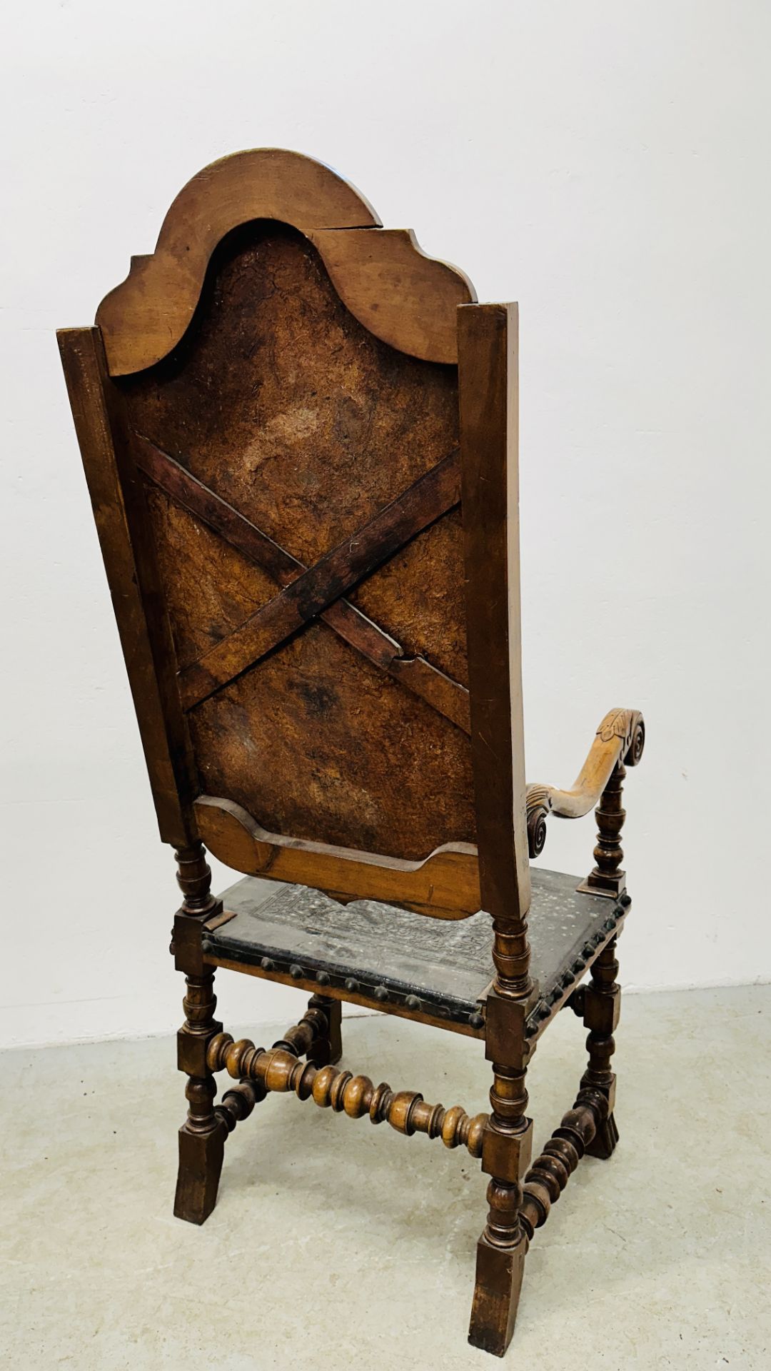 AN IMPRESSIVE SPANISH WALNUT ANTIQUE HIGH BACK ELBOW CHAIR, DETAILED SCROLLED ARMS, - Image 21 of 28