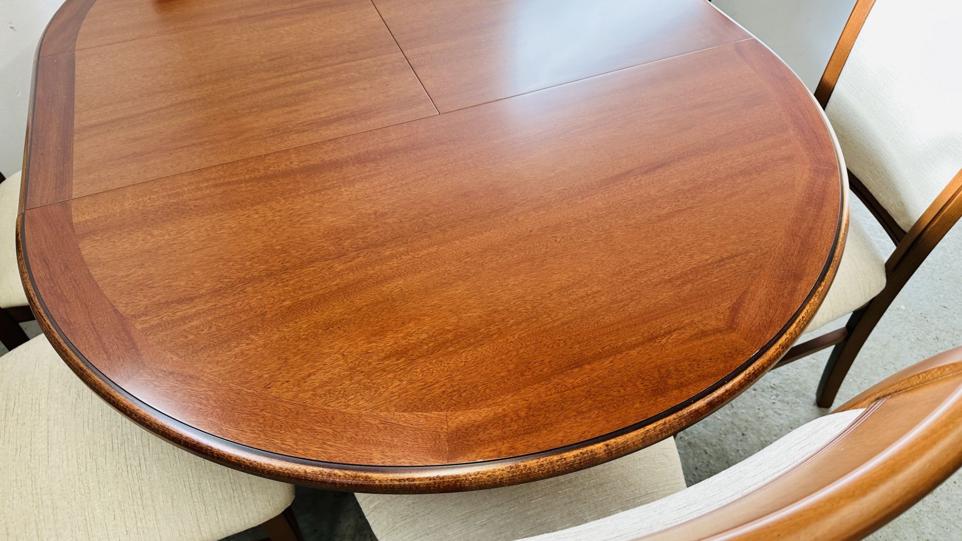 A GOOD QUALITY G PLAN CHERRY WOOD FINISH CIRCULAR EXTENDING DINING TABLE COMPLETE WITH 6 MATCHING - Image 11 of 14