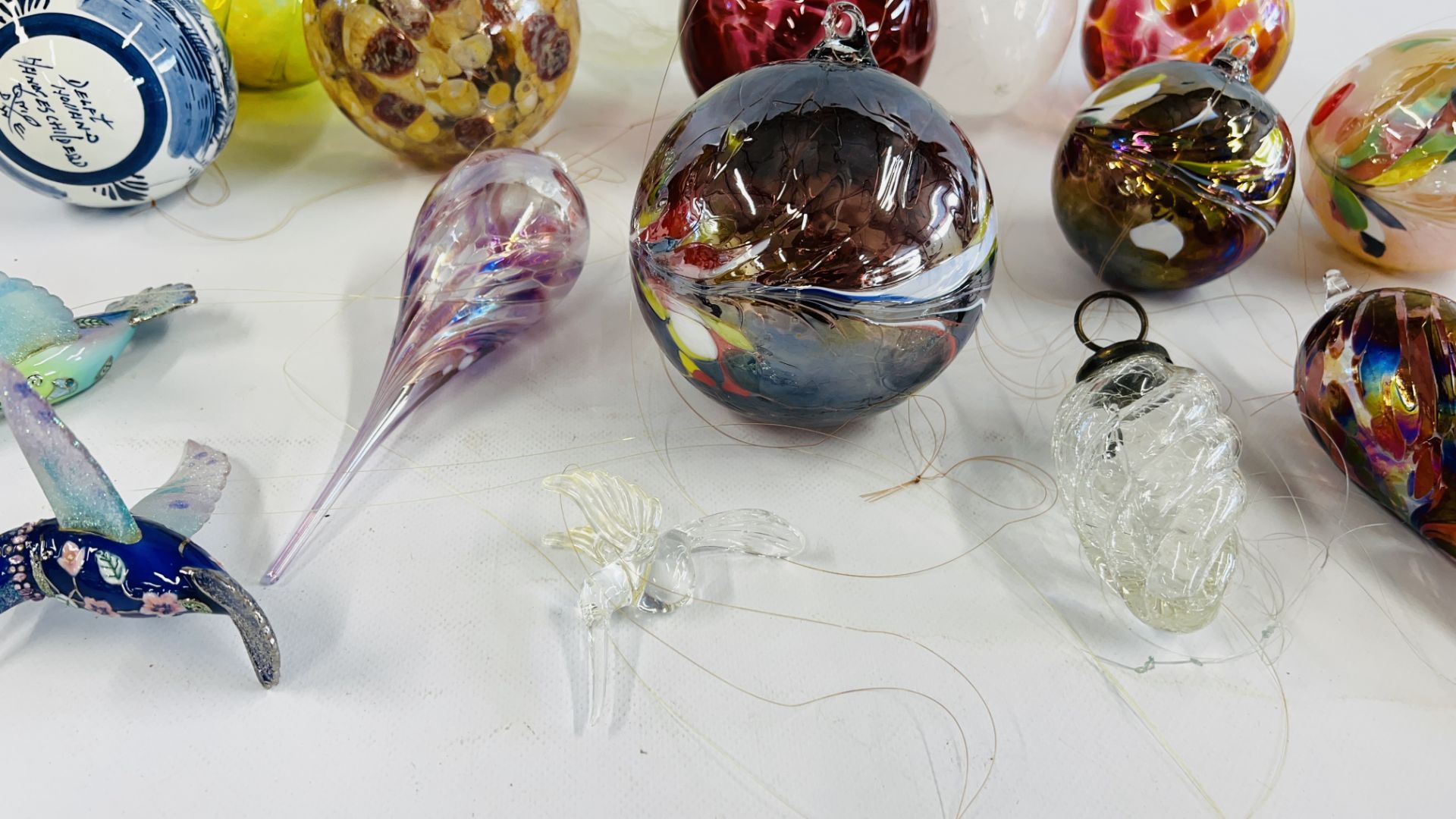 A GROUP OF ART GLASS HANGING BALLS AND ART GLASS HUMMING BIRDS. - Image 7 of 7