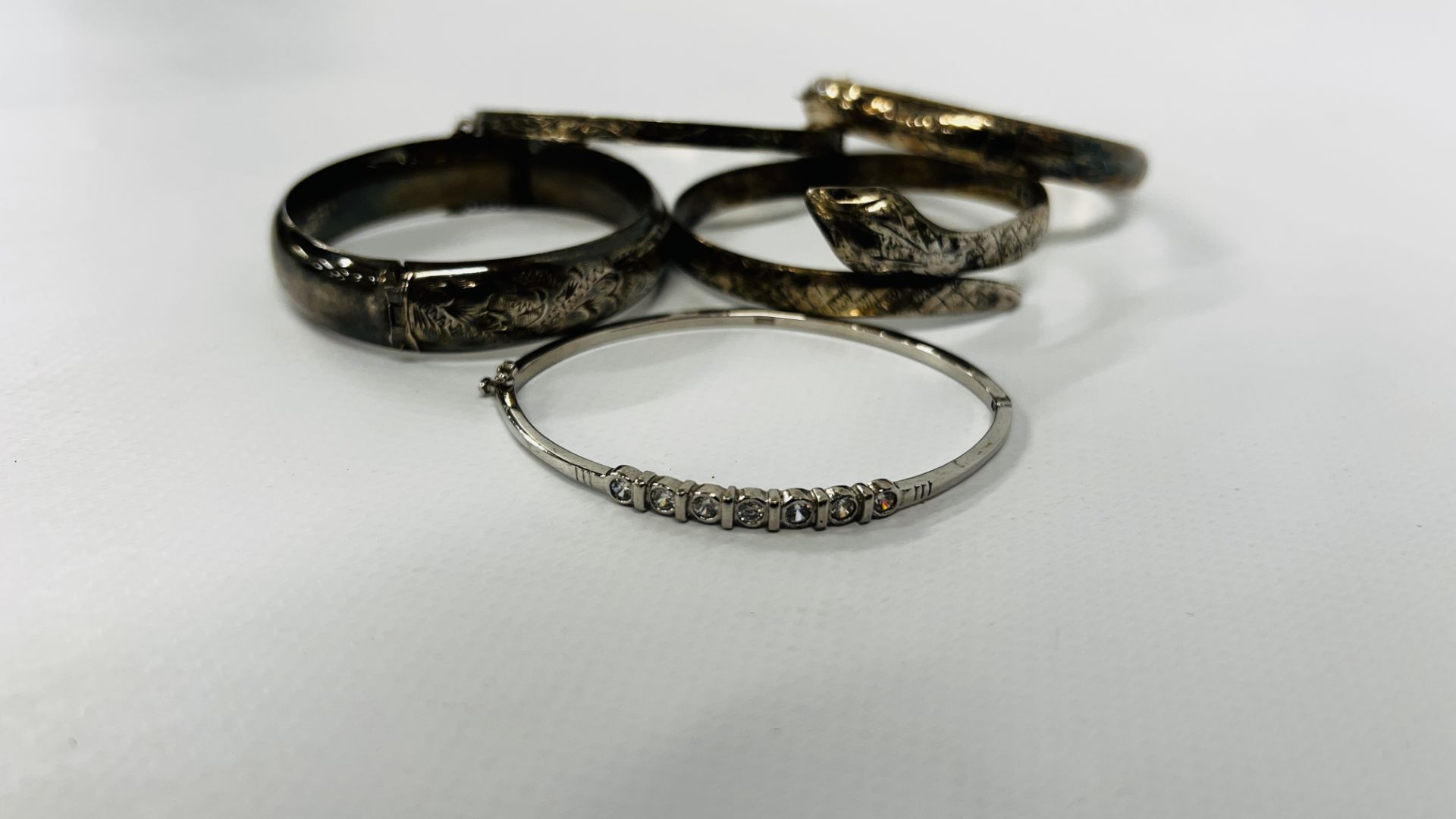 A GROUP OF 5 SILVER BANGLES TO INCLUDE A SNAKE, STONE SET EXPANDING AND ENGRAVED. - Image 2 of 7