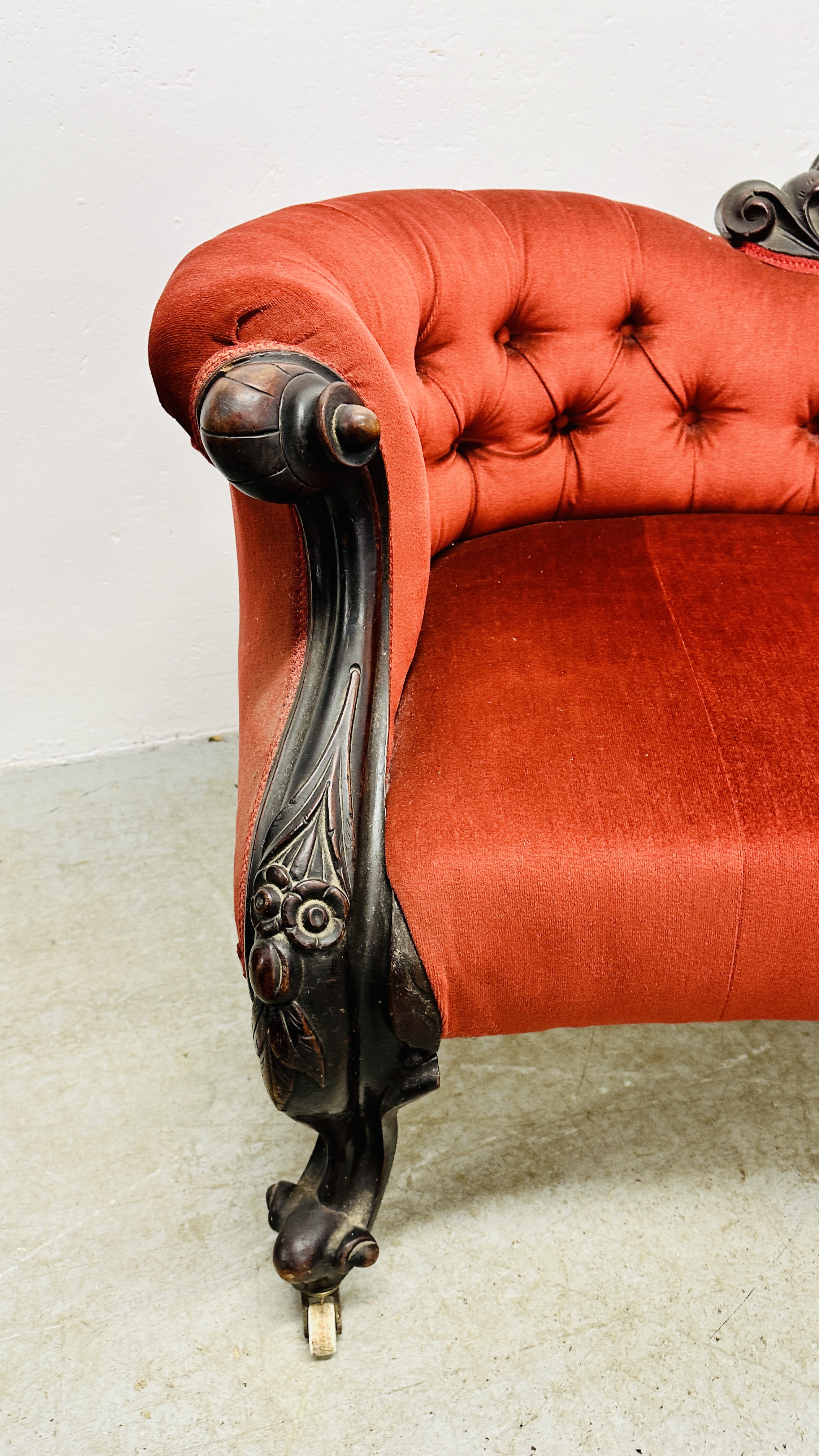 A VICTORIAN MAHOGANY FRAMED HUMP BACK SOFA IN RED BUTTON BACK VELOUR - L 210CM. - Image 5 of 15