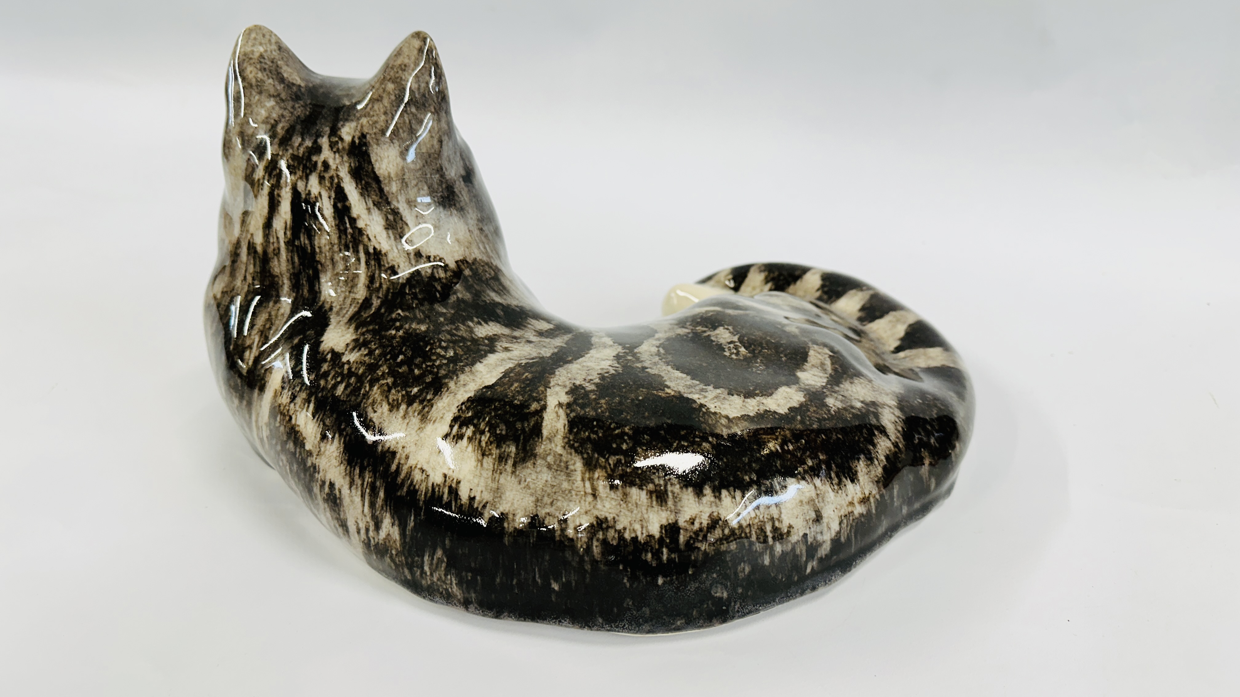 A HANDCRAFTED WINSTANLEY NO. 7 LAYING CAT FIGURE - HEIGHT 19CM, LENGTH 33CM. - Image 7 of 9