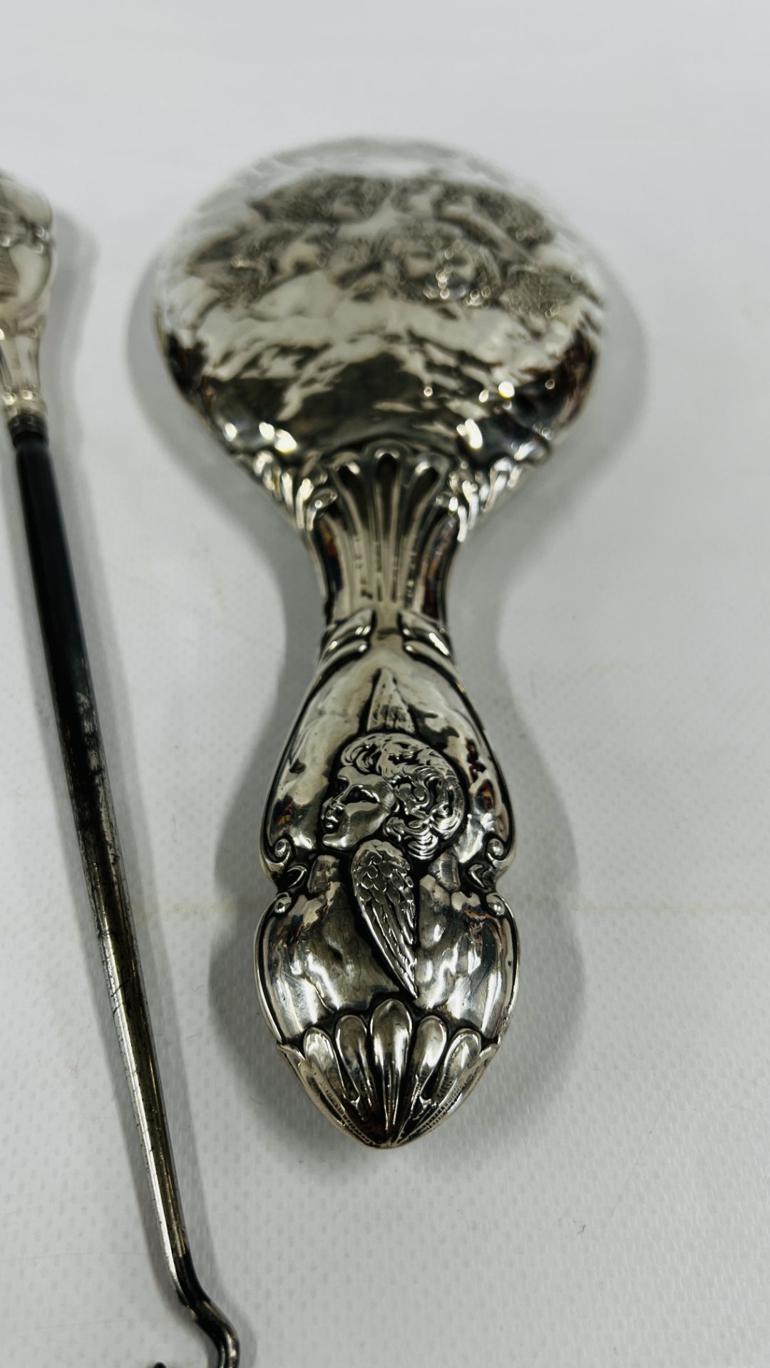 A SILVER MOUNTED DRESSING MIRROR & BUTTON HOOOK DEPICTING ANGELS, BIRMINGHAM ASSAY. - Image 2 of 11