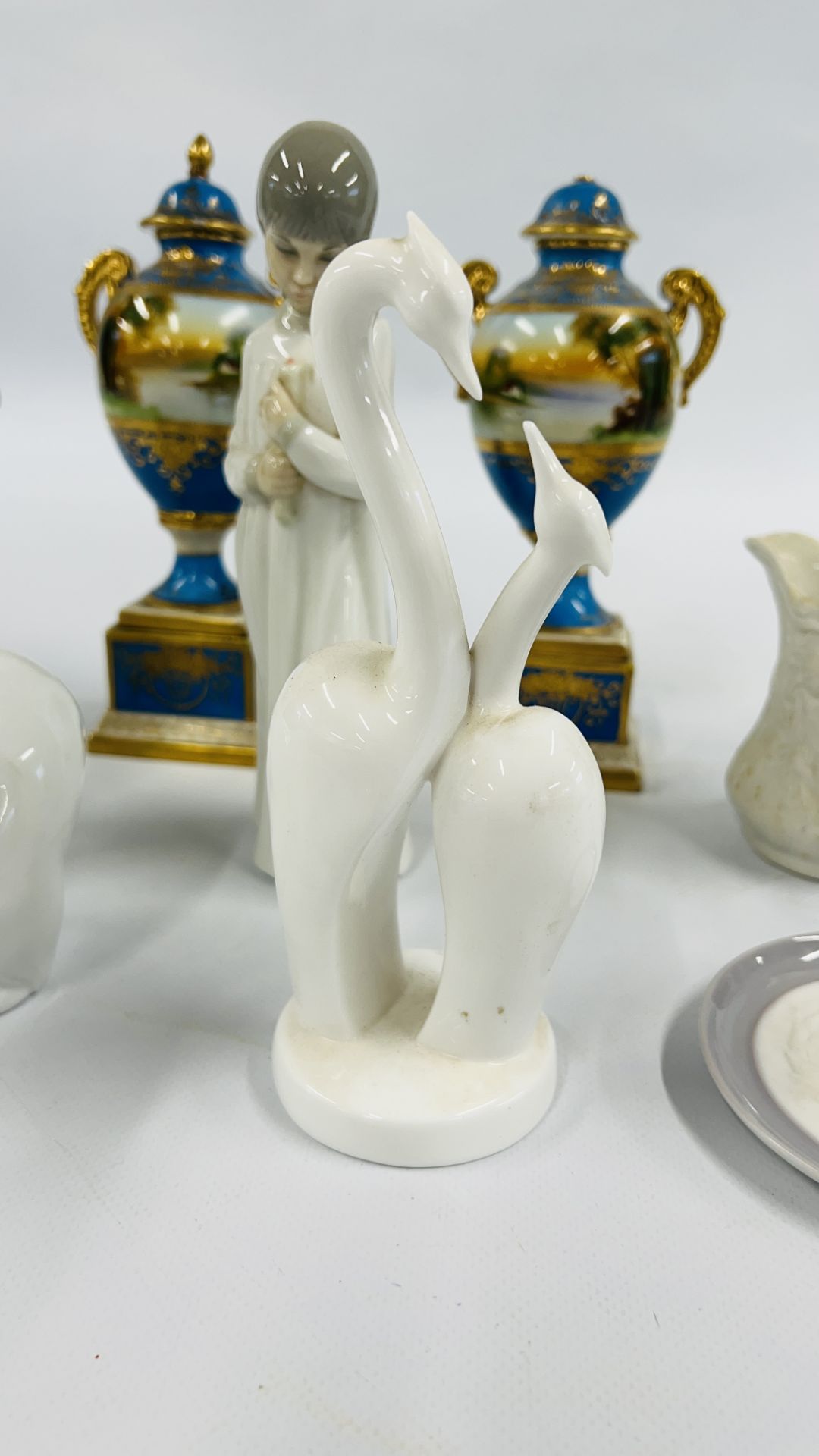6 CABINET COLLECTIBLE PIECES TO INCLUDE LLADRO POLAR BEAR, LLADRO GIRL AND ONE OTHER, - Image 4 of 11