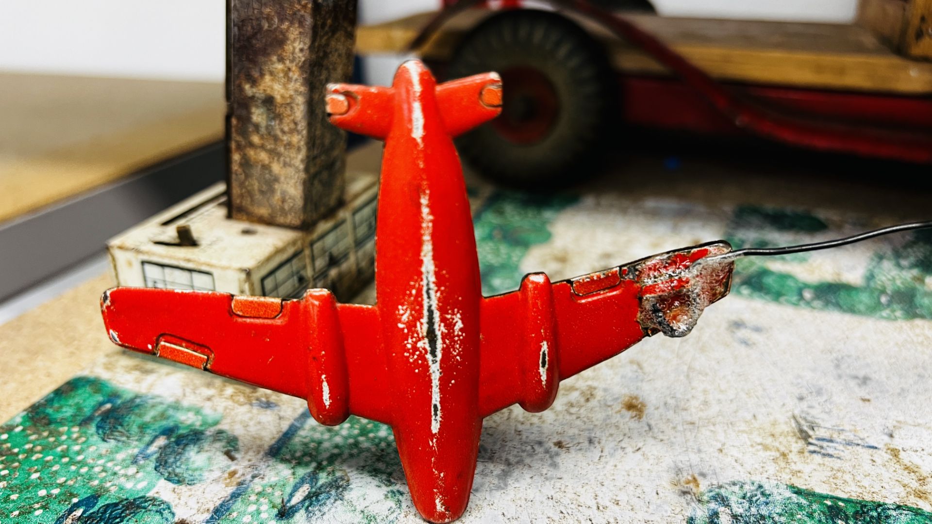 3 VINTAGE TIN TOYS TO INCLUDE ROTARY FLYING PLANE & 2 TOY TRUCKS. - Bild 10 aus 10