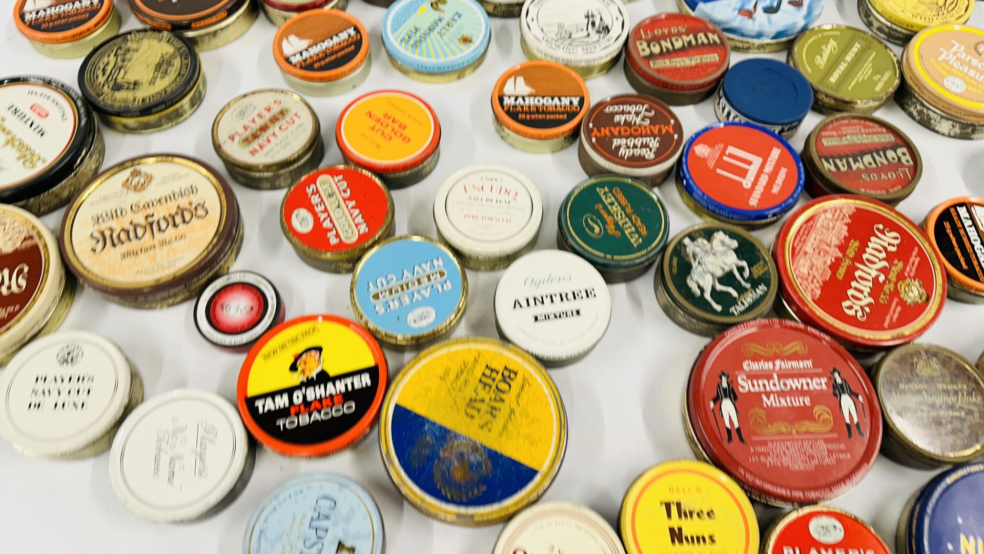 A BOX CONTAINING AN EXTENSIVE COLLECTION OF ASSORTED EMPTY VINTAGE ROUND TOBACCO TINS TO INCLUDE - Image 7 of 10