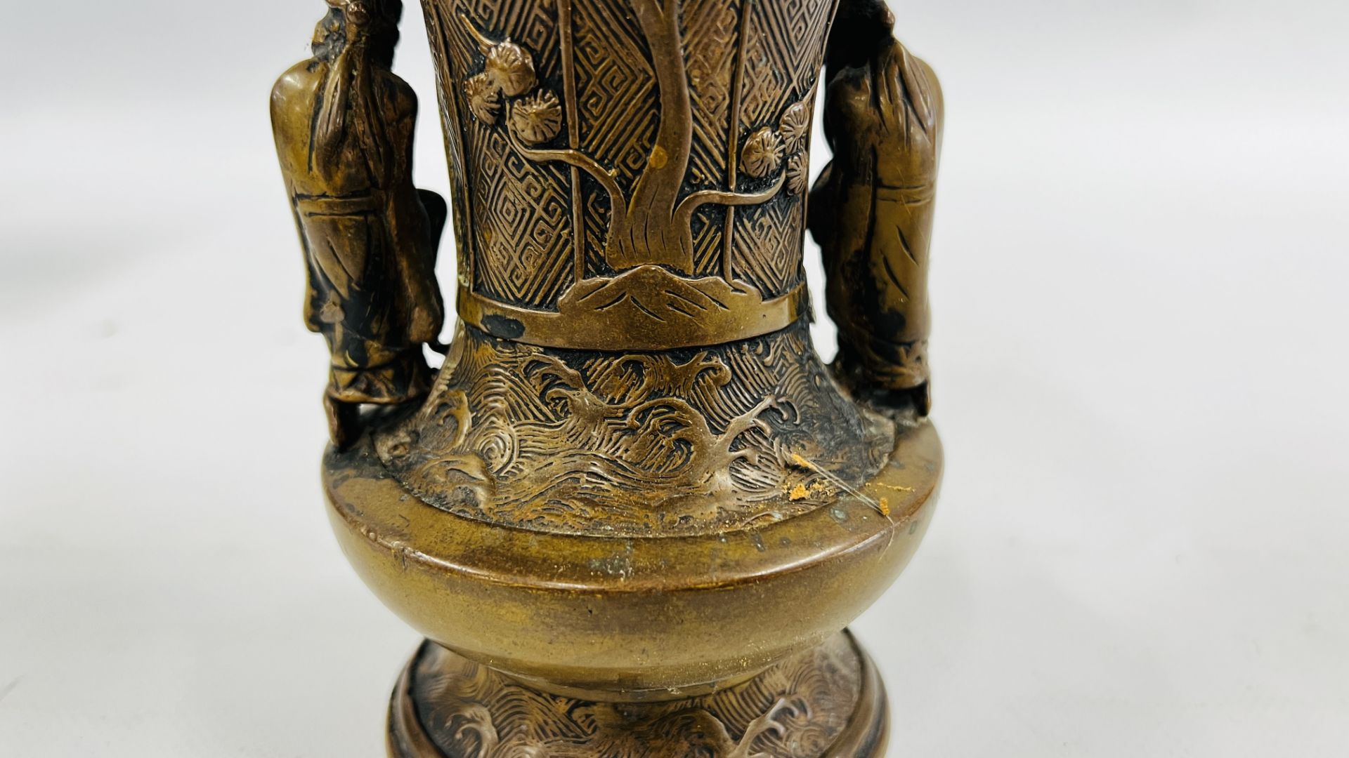 AN ANTIQUE TRUMPET SHAPED CHINESE QING BRONZE VASE WITH APPLIED FIGURES, H 16CM. - Image 10 of 13