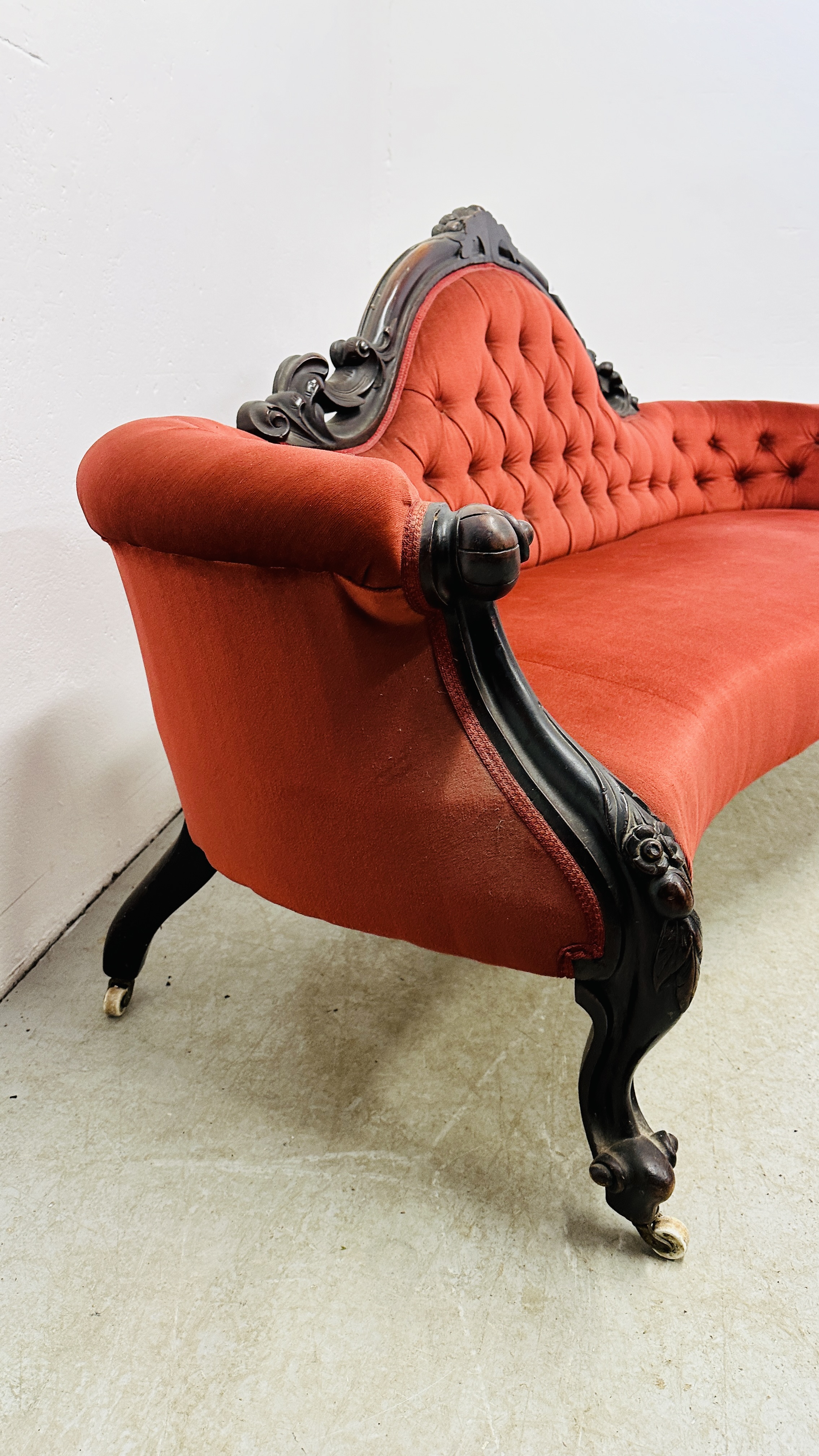 A VICTORIAN MAHOGANY FRAMED HUMP BACK SOFA IN RED BUTTON BACK VELOUR - L 210CM. - Image 7 of 15