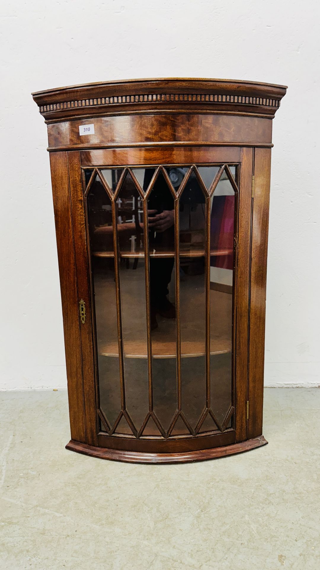 A REPRODUCTION BOW FRONT CORNER CABINET. - Image 2 of 7