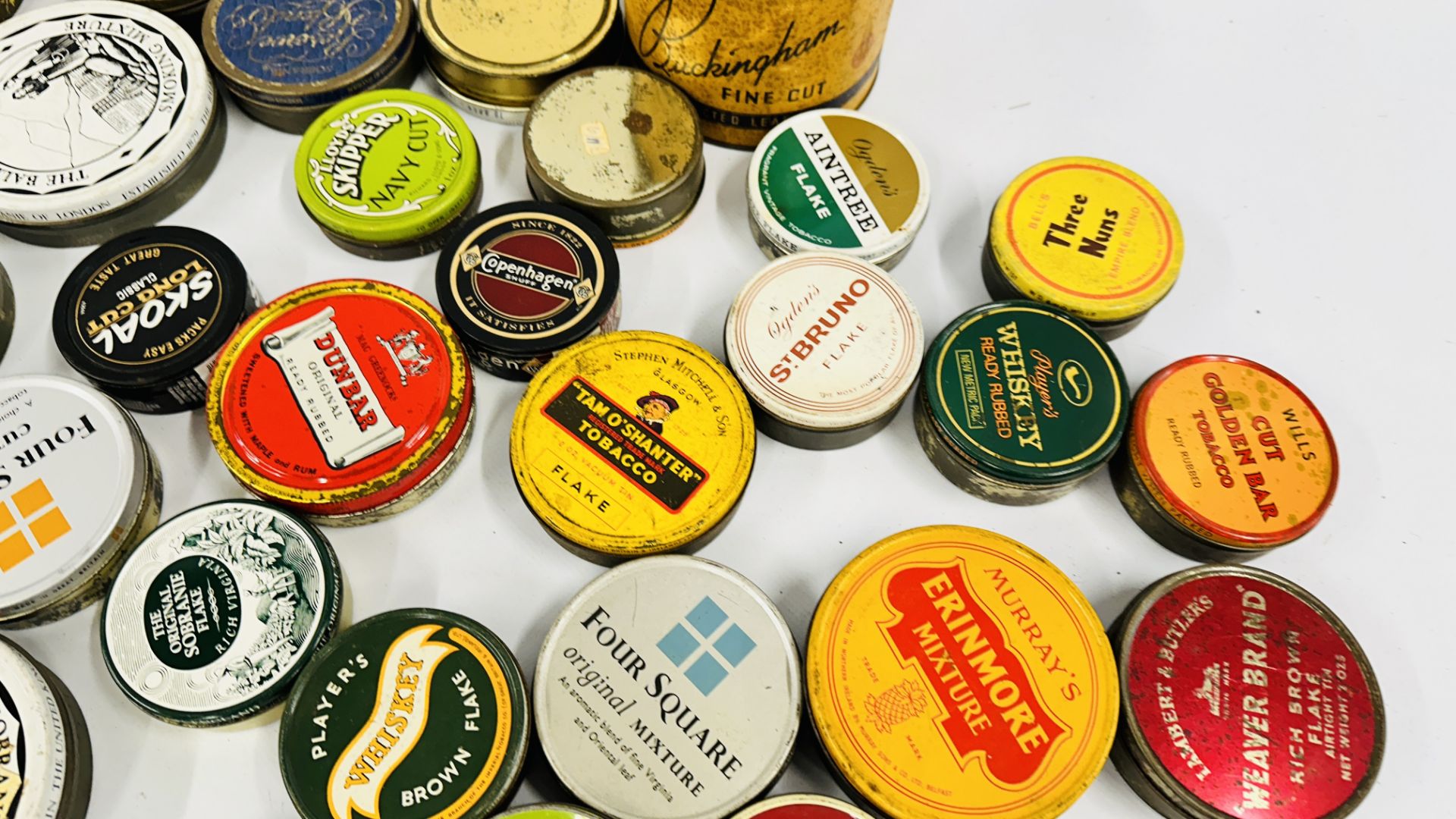 A BOX CONTAINING AN EXTENSIVE COLLECTION OF ASSORTED EMPTY VINTAGE ROUND TOBACCO TINS TO INCLUDE - Bild 5 aus 12