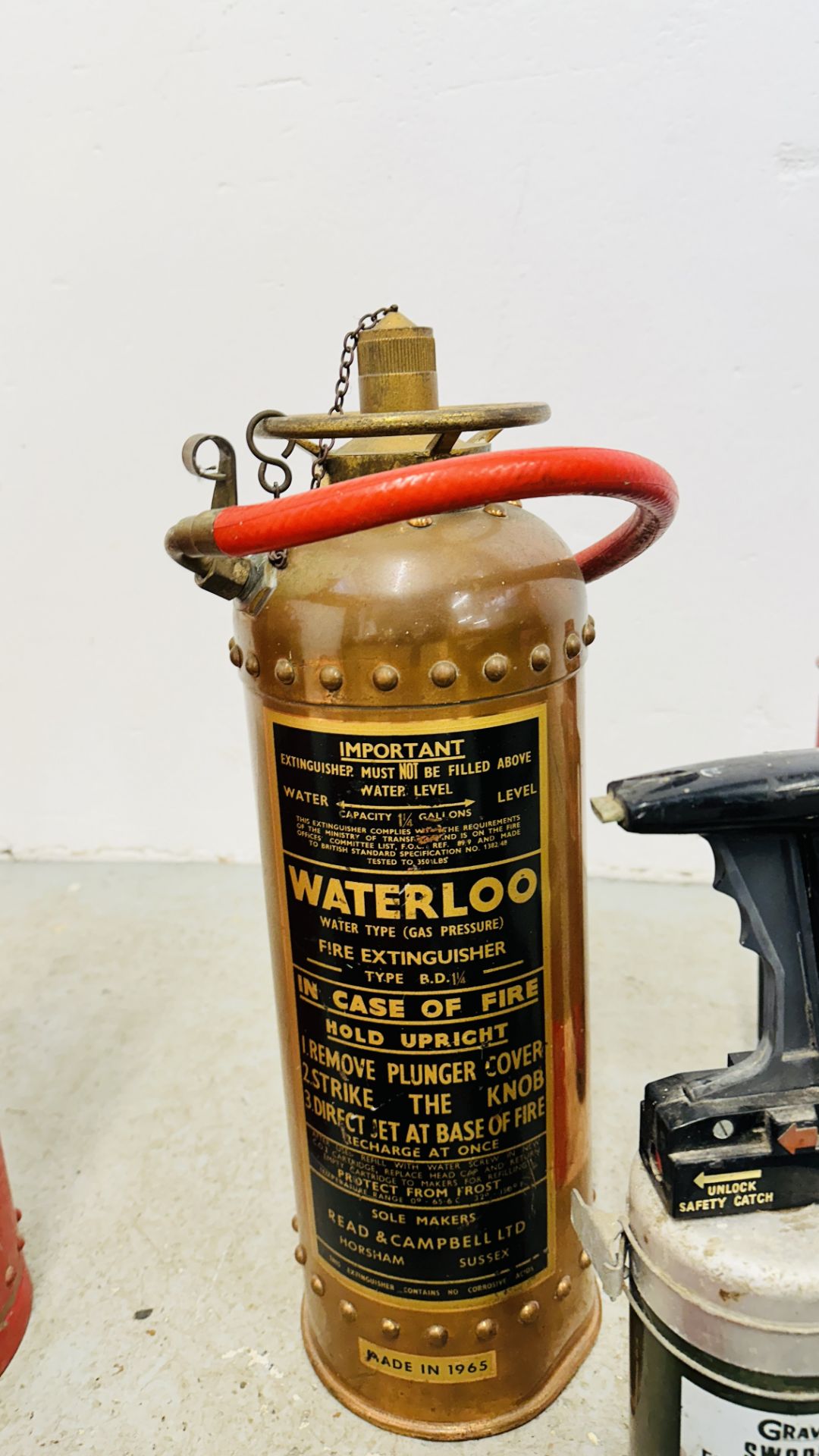 COLLECTION OF ASSORTED VINTAGE FIRE EXTINGUISHERS TO INCLUDE GOVERNMENT ISSUED ALONG WITH A VINTAGE - Image 4 of 16