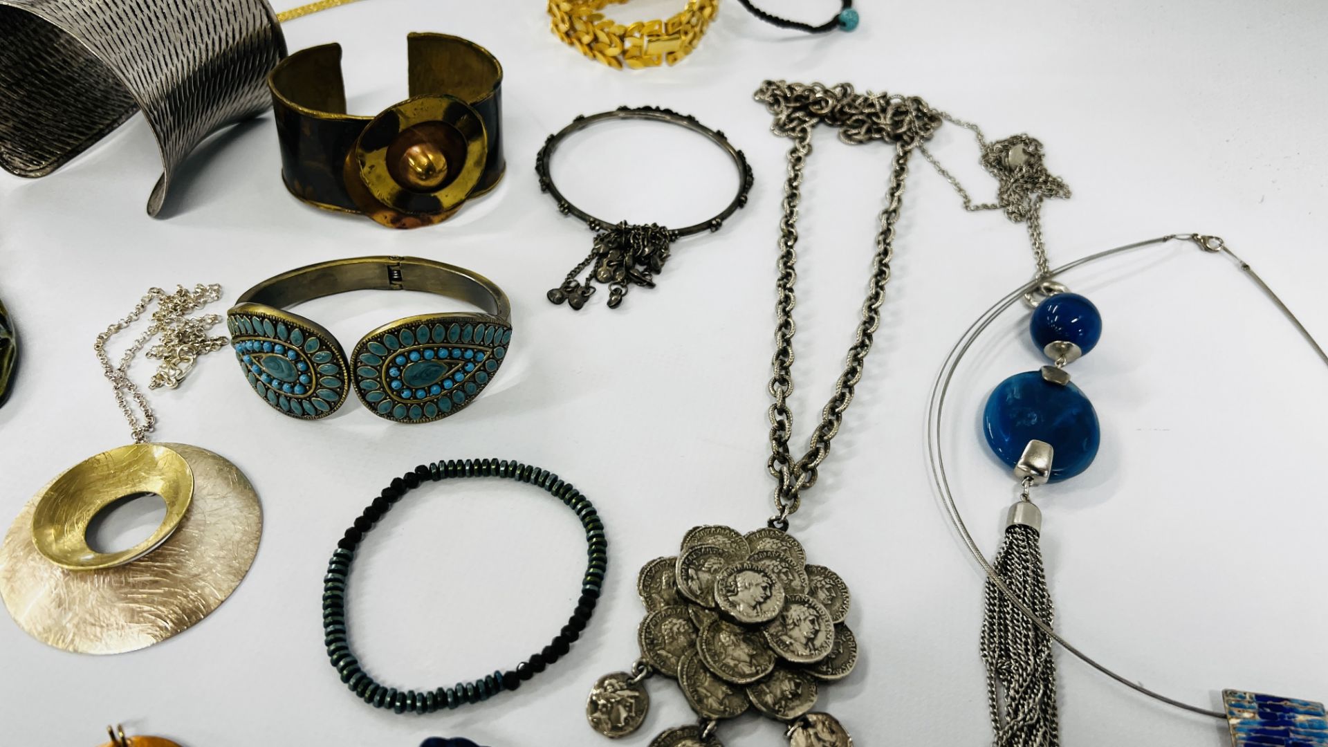 A TRAY OF RETRO AND VINTAGE JEWELLERY TO INCLUDE NECKLACES, BRACELETS ETC. - Image 5 of 14