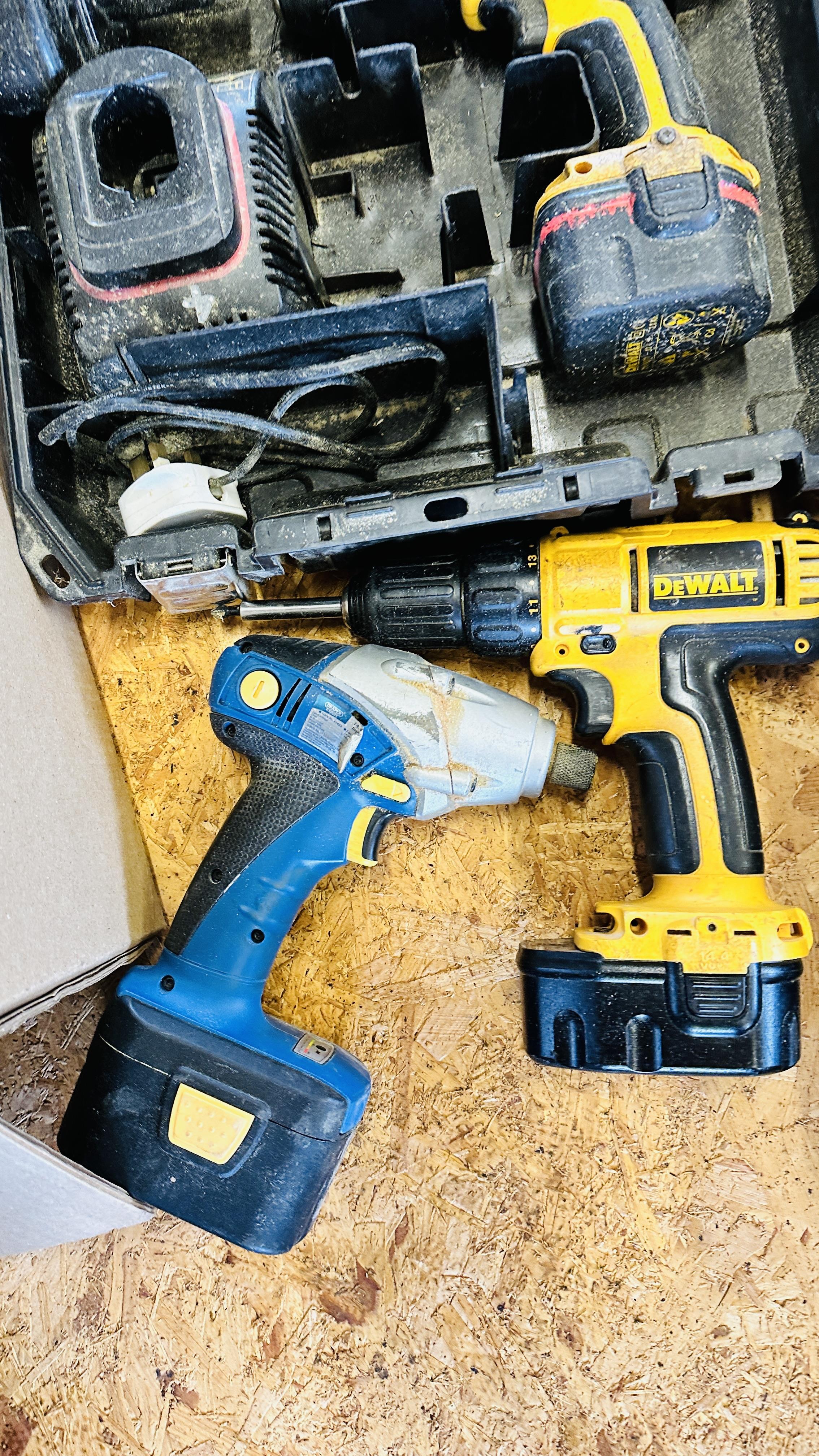 A GROUP OF CORDLESS POWER TOOLS WITH CHARGERS TO INCLUDE BOSCH 18 VOLT DRILL, DEWALT DRILL X 2, - Image 2 of 5