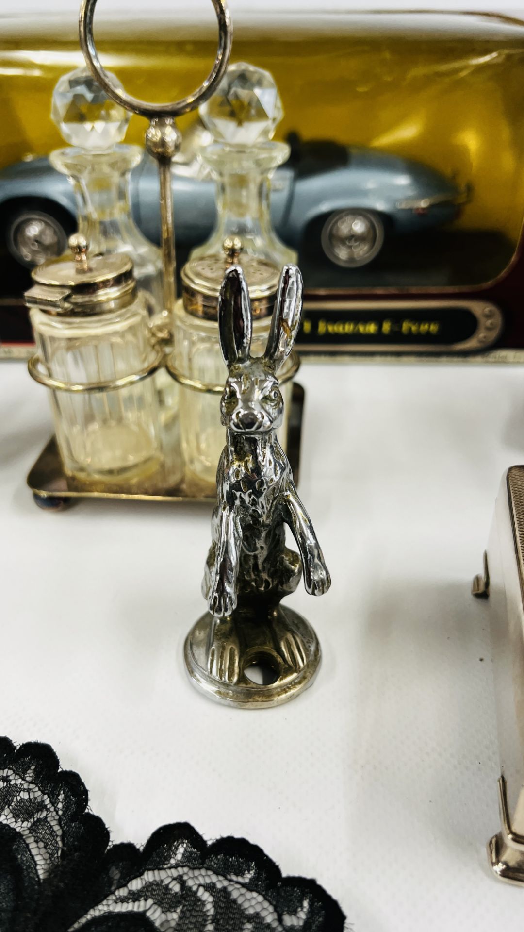 A BOX OF COLLECTIBLES TO INCLUDE A CIGARETTE BOX, 4 BOTTLE CRUET, SILVER RIMMED DECANTER, - Image 7 of 10
