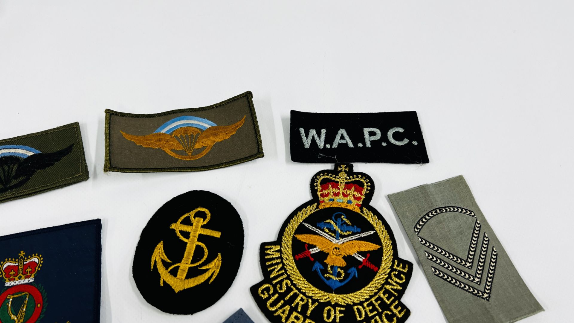 A WOODEN TRAY CONTAINING A COLLECTION OF CLOTH BADGES TO INCLUDE MINISTRY OF DEFENCE, N. - Image 3 of 7