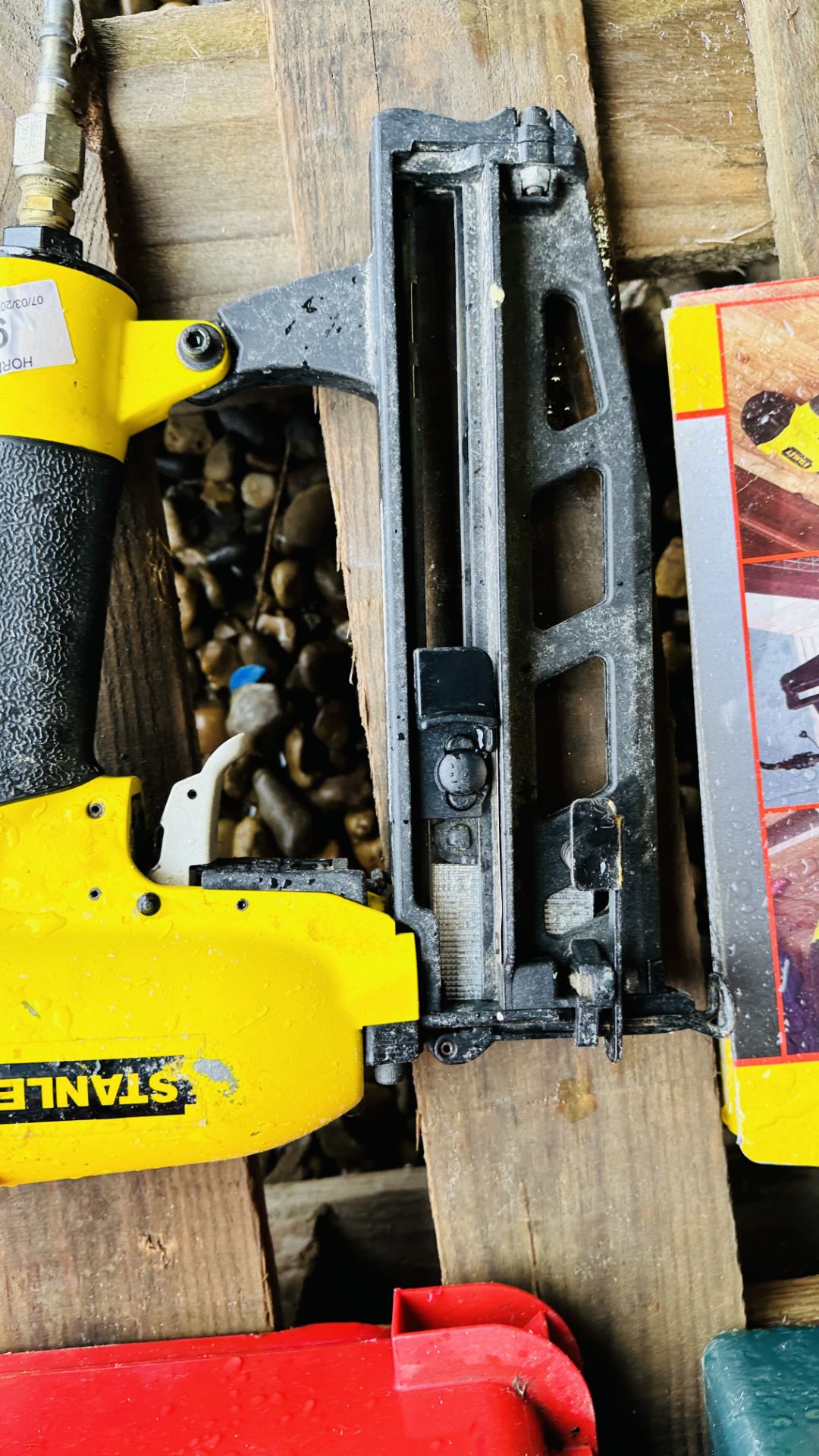 2 X STANLEY AIR DRIVEN NAIL GUNS. THIS LOT IS SUBJECT TO VAT ON HAMMER PRICE. - Image 3 of 5