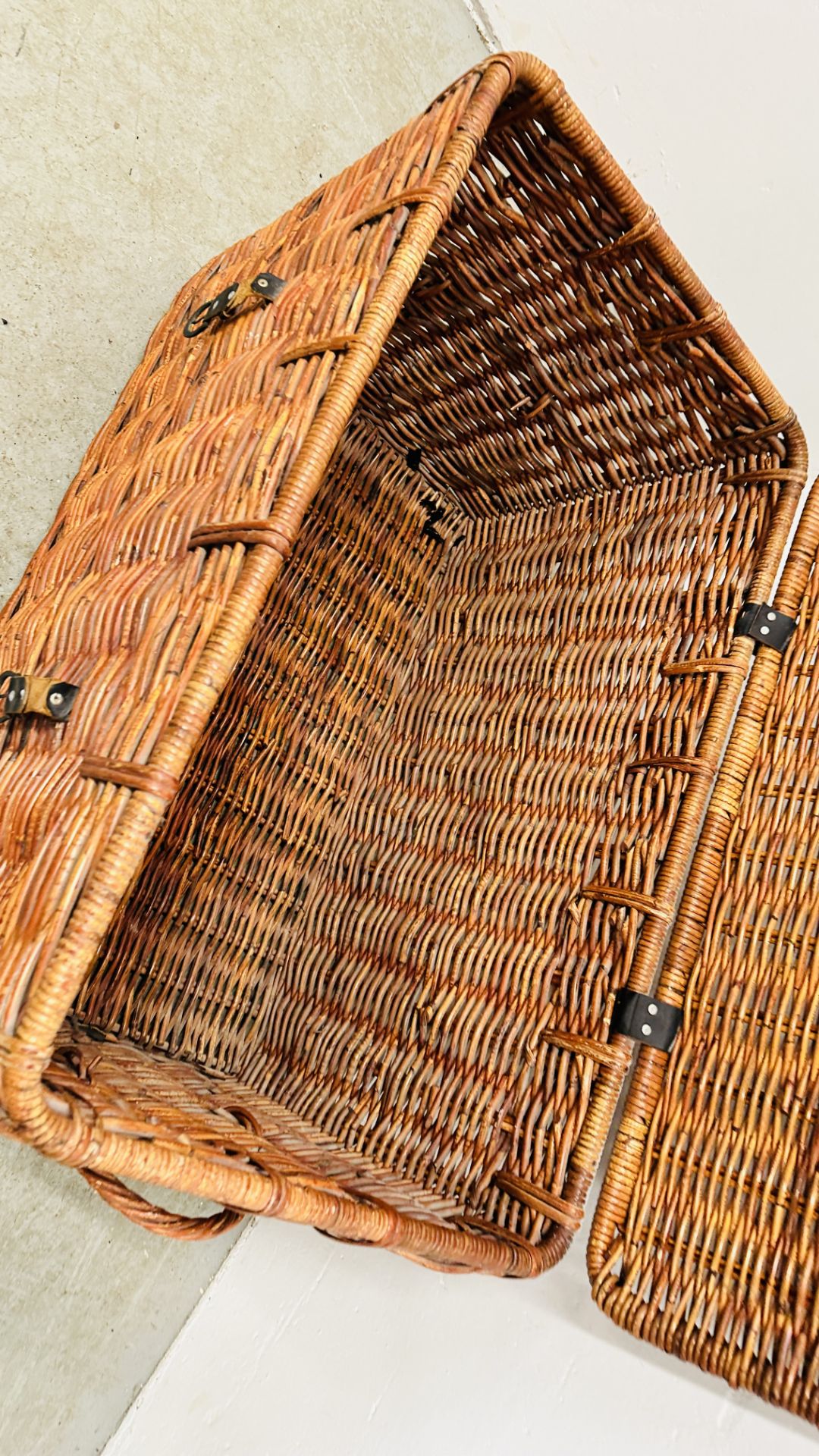 A LARGE WICKER TWO HANDLED BASKET - W 90 X D 55 X H 55CM. - Image 6 of 7