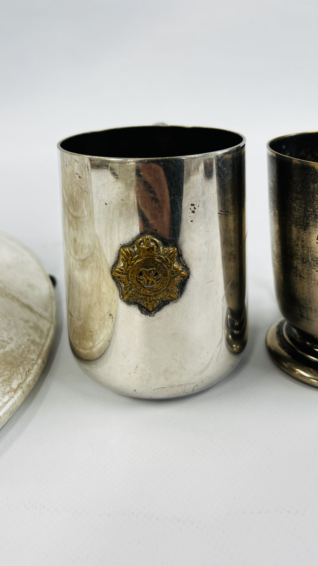 A PITH HELMET ALONG WITH A HOME GUARD MUG & 2 OTHER MILITARY MUGS. - Bild 4 aus 10