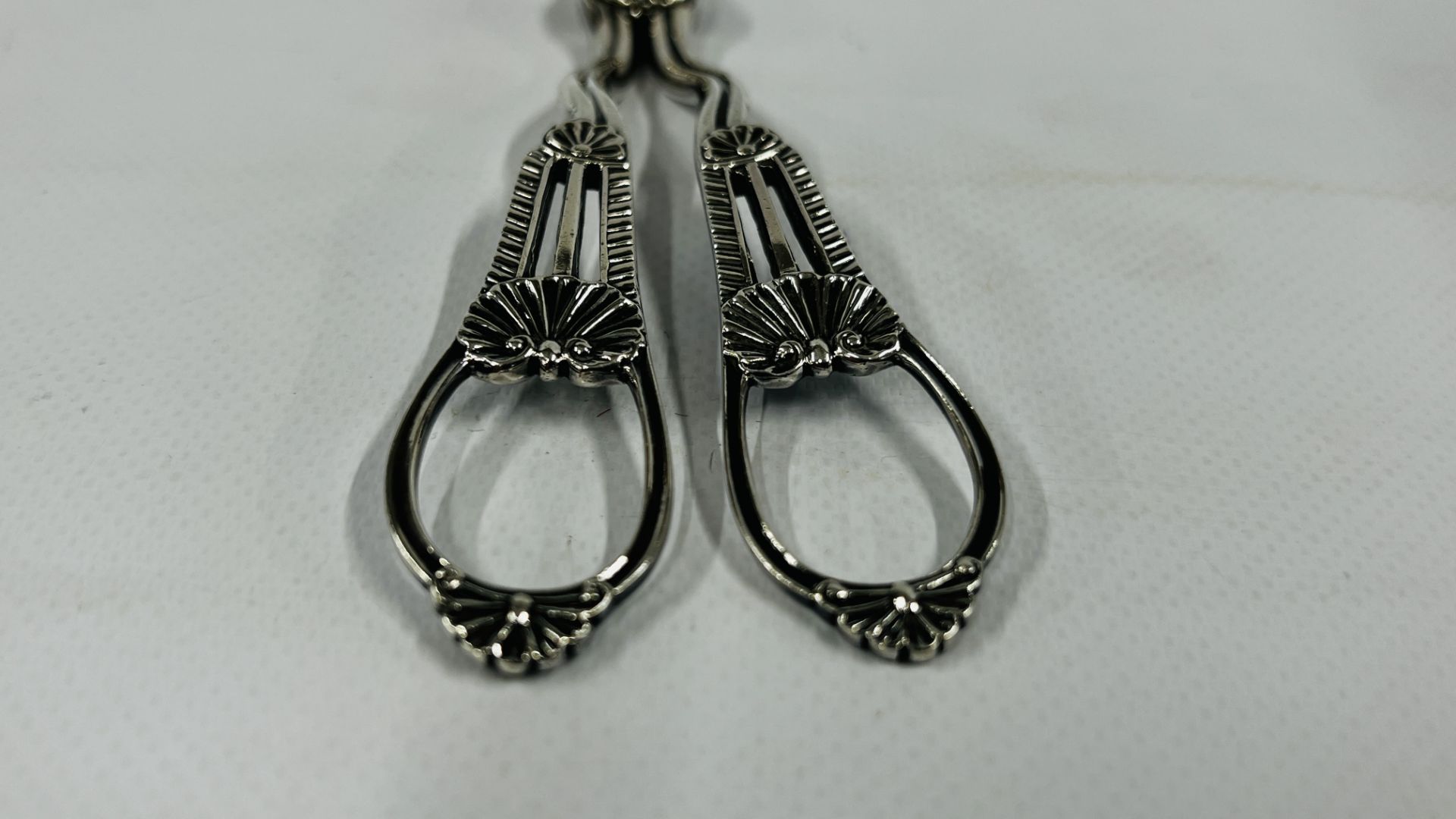 A PAIR OF ORNATE SILVER GRAPE SCISSORS SHEFFIELD ASSAY MAKER G.H. - Image 5 of 9