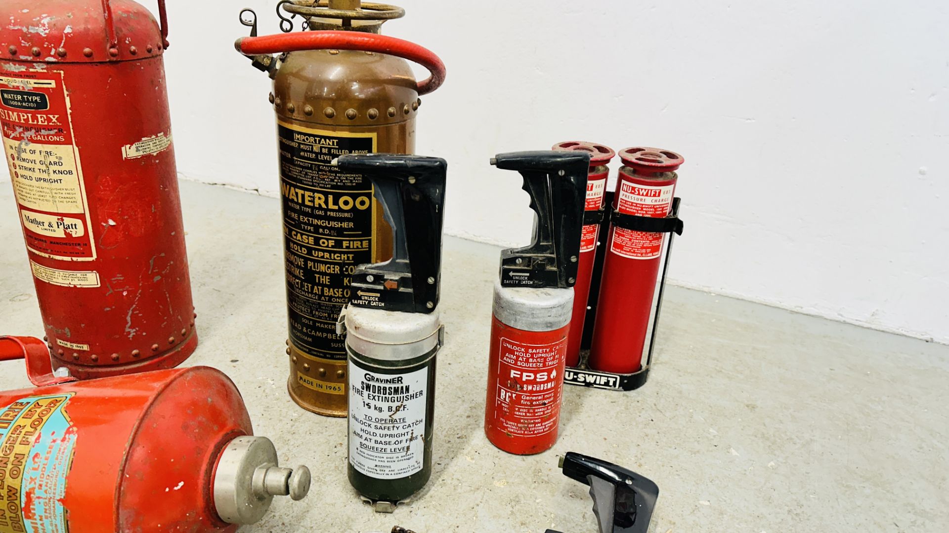 COLLECTION OF ASSORTED VINTAGE FIRE EXTINGUISHERS TO INCLUDE GOVERNMENT ISSUED ALONG WITH A VINTAGE - Image 3 of 16