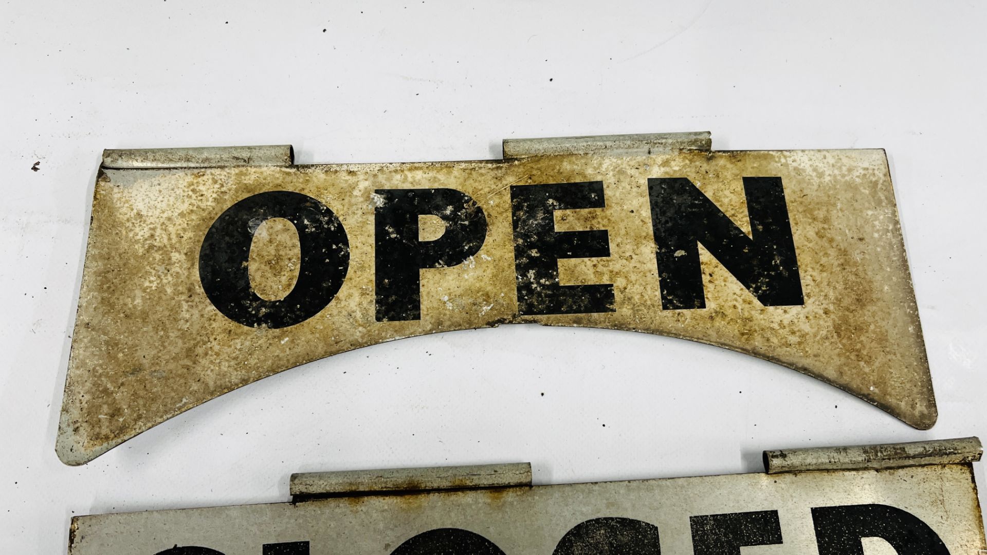 TWO VINTAGE ALUMINIUM OPEN & CLOSED SIGNS - W 38CM X H 14.5CM. - Image 5 of 5