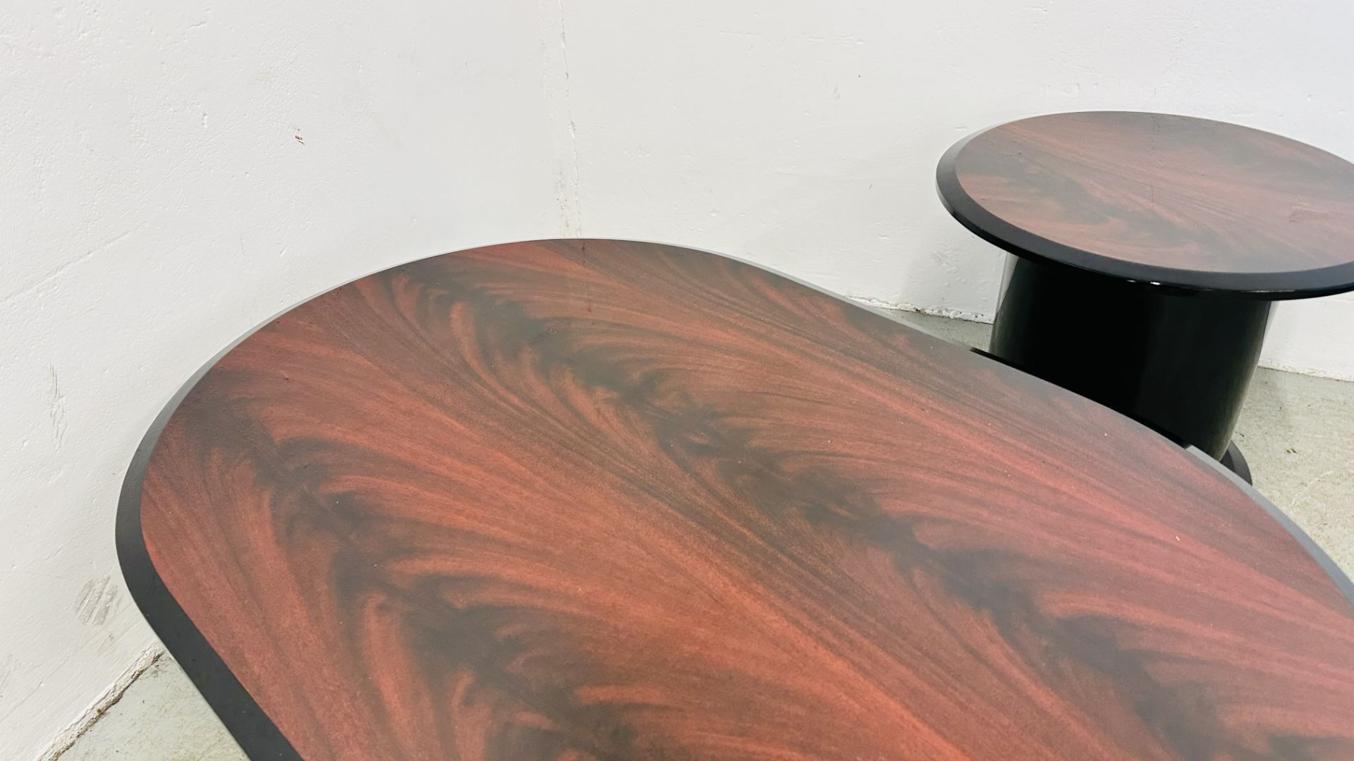 3 MATCHING DESIGN HIGH GLOSS MAHOGANY FINISH COFFEE TABLES INCLUDING A PAIR OF CIRCULAR AND 1 OVAL. - Image 15 of 16