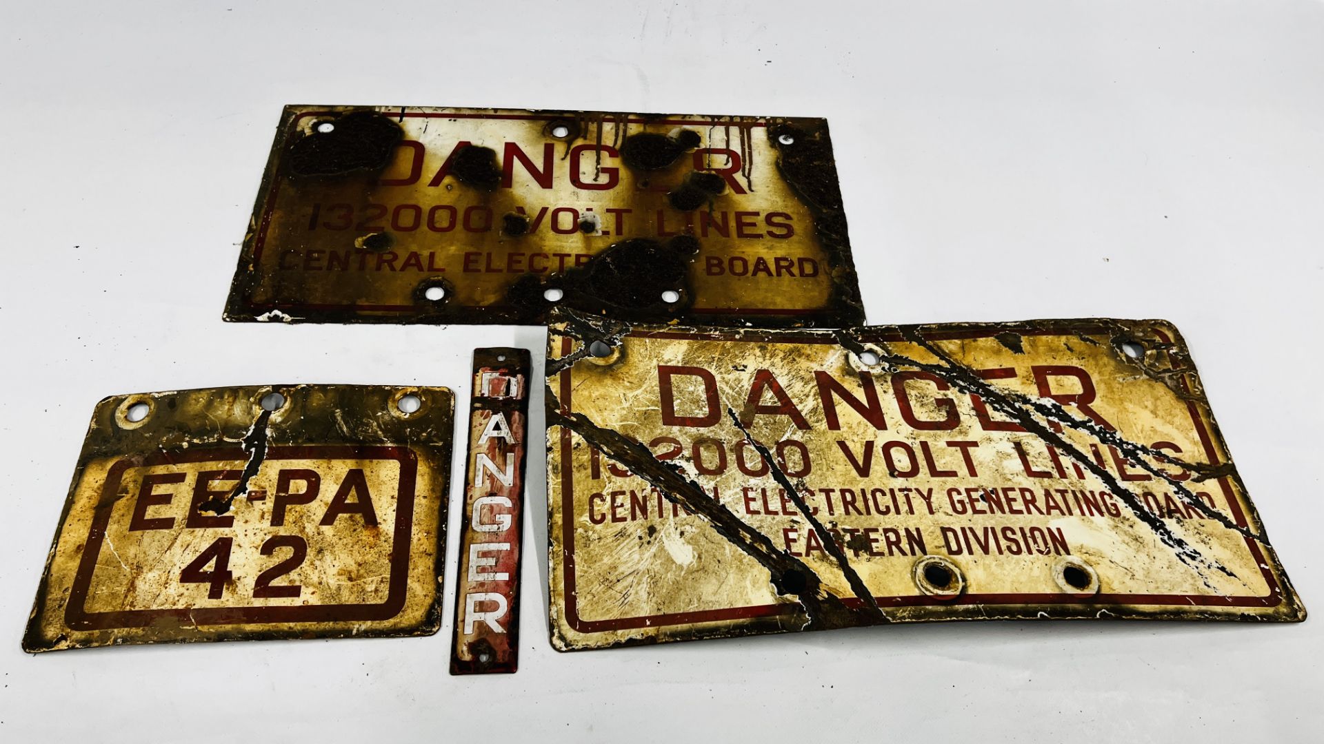 A GROUP OF 4 ORIGINAL VINTAGE ENAMELLED SIGNS TO INCLUDE "DANGER" 13200 VOLT LINES CENTRAL - Image 17 of 18