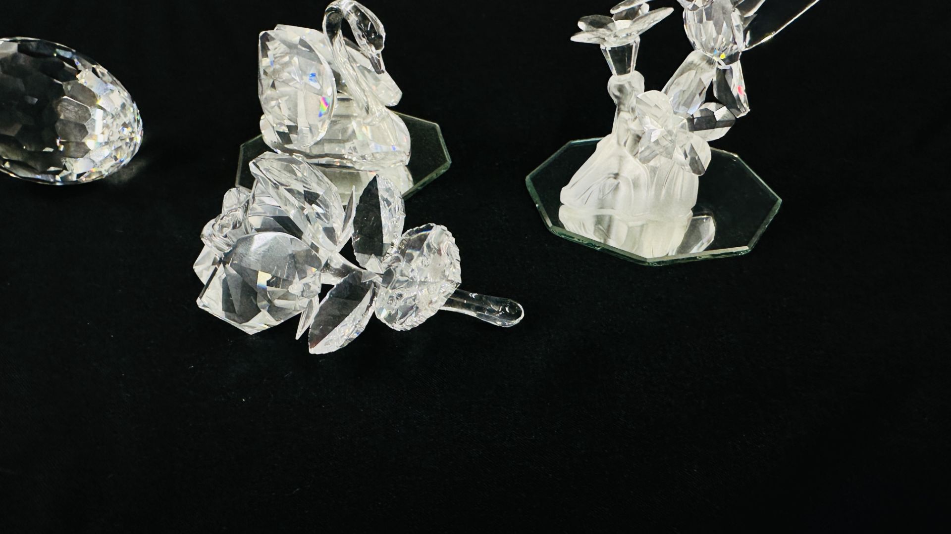 A GROUP OF 4 BOXED SWAROVSKI COLLECTIBLE ORNAMENTS TO INCLUDE ROSE (174956), HUMMINGBIRD (166184), - Image 9 of 9