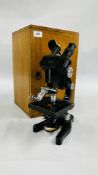 A VINTAGE CASED MICROSCOPE MARKED "WETZLAR" - W 26 X D 25.5 X H 40CM.