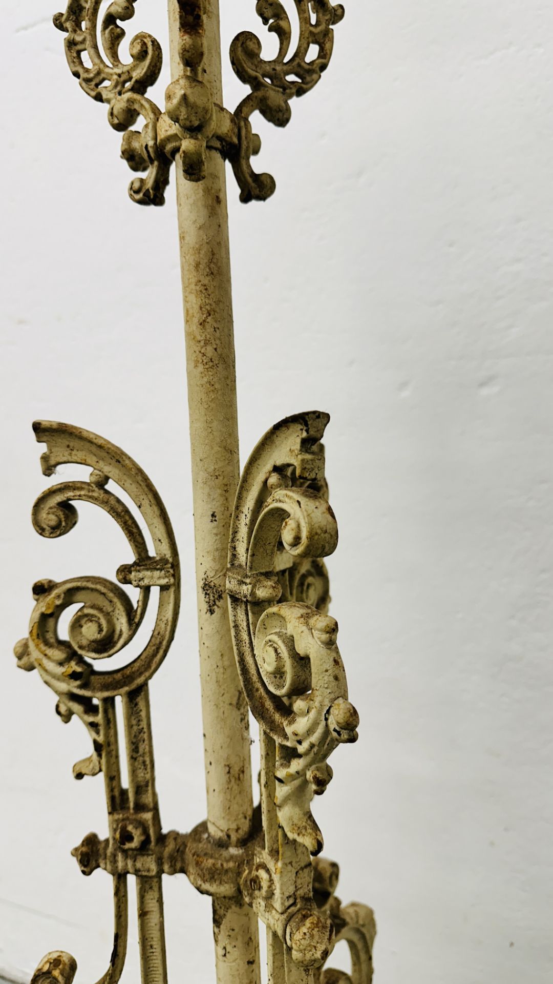 HIGHLY DECORATIVE CAST IRON LAMP STANDARD FOR RESTORATION. - Image 7 of 7
