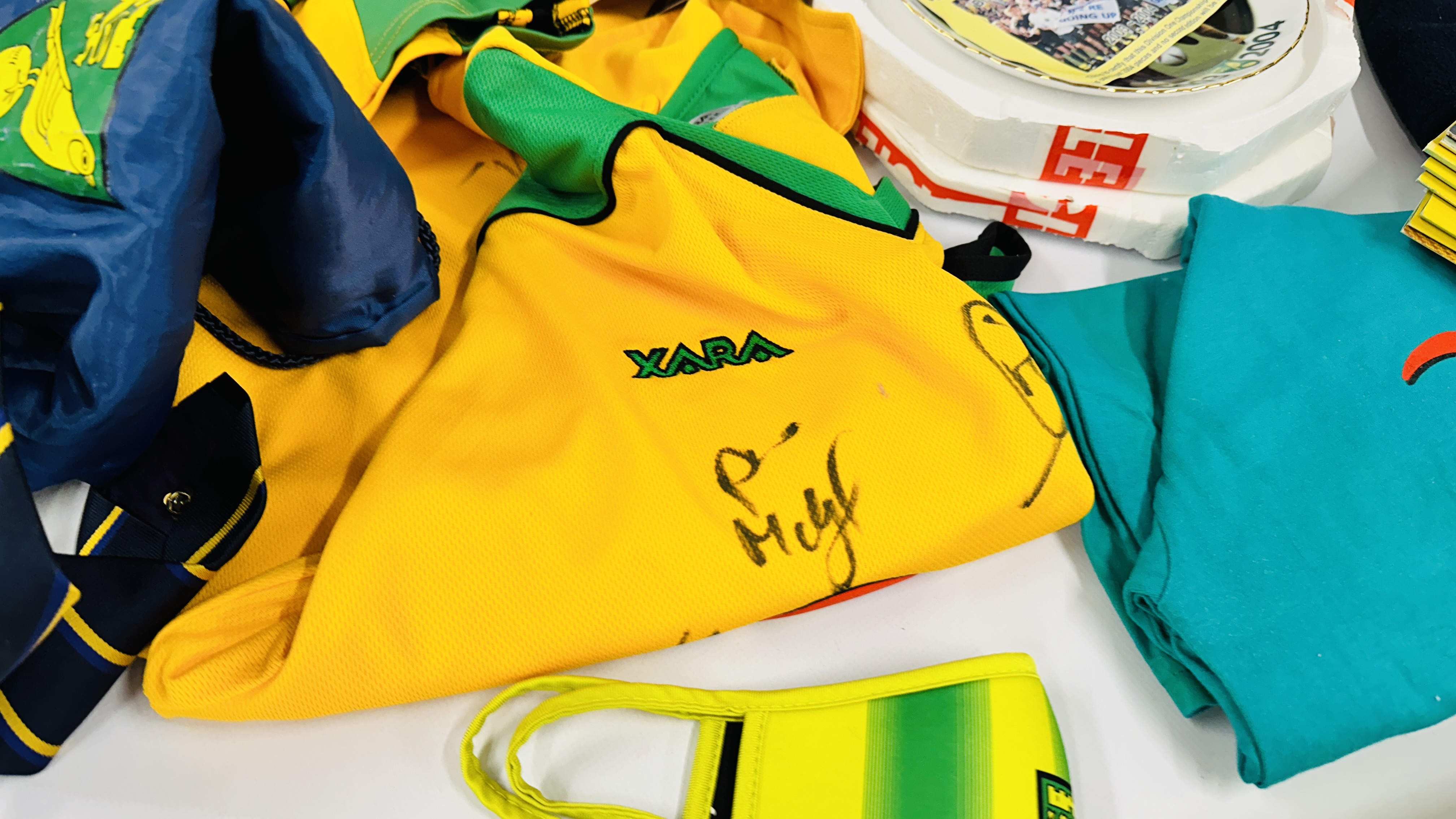 BOX CONTAINING A COLLECTION OF NORWICH CITY FOOTBALL CLUB MEMORABILIA TO INCLUDE PROGRAMMES FROM - Image 7 of 14