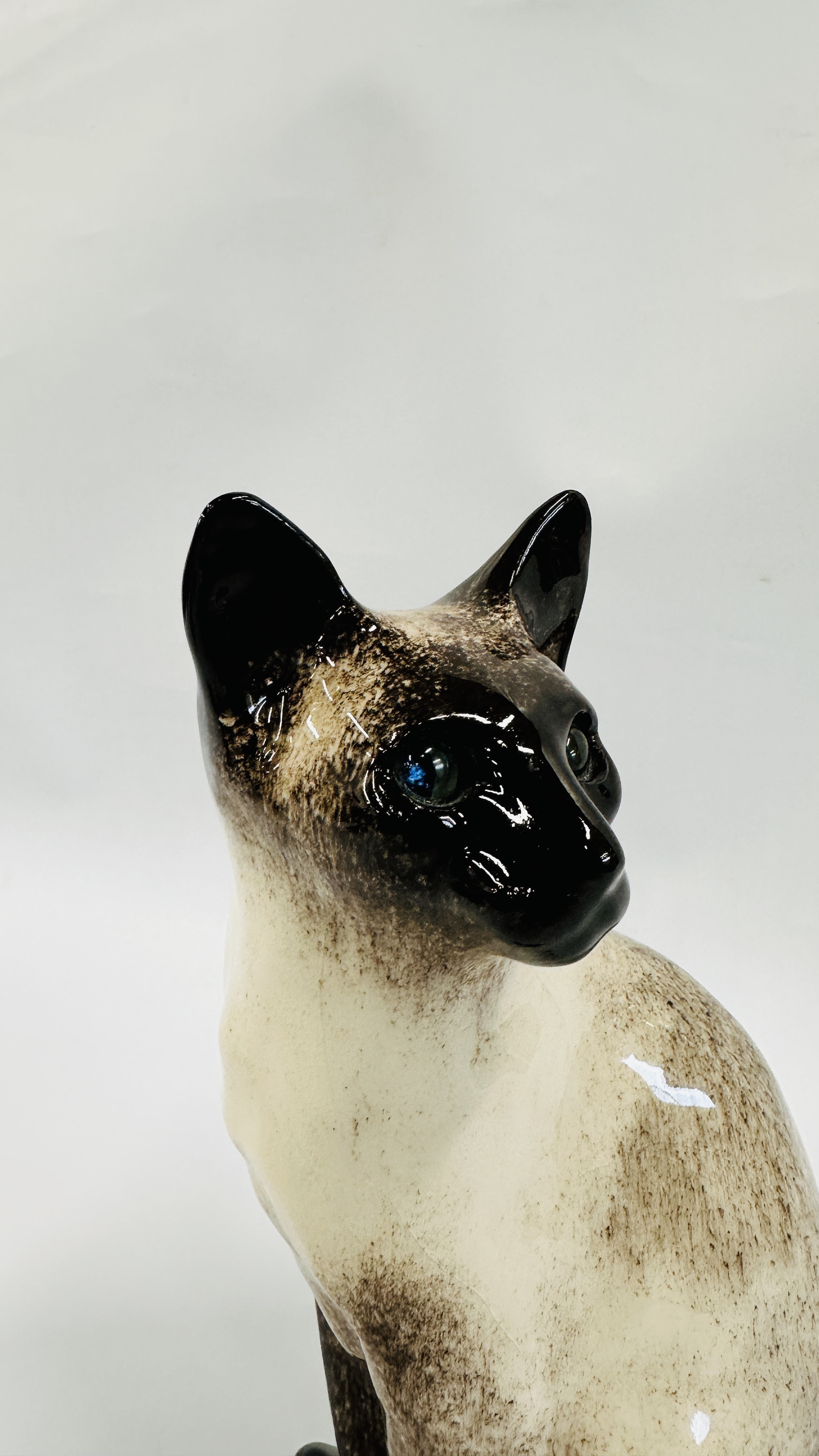 A HANDCRAFTED WINSTANLEY NO. 5 SEATED CAT FIGURE - HEIGHT 32CM. - Image 3 of 6