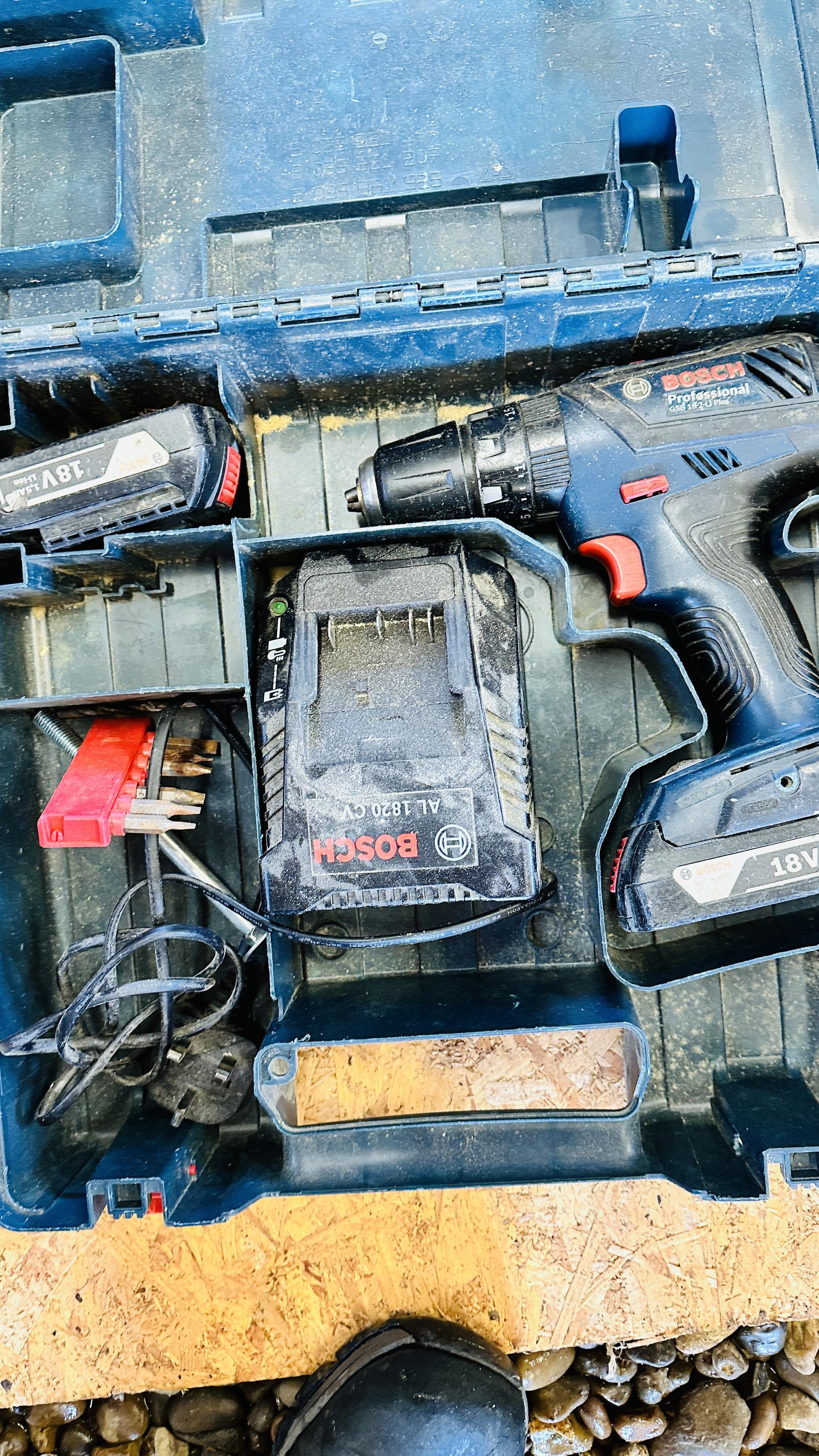 A GROUP OF CORDLESS POWER TOOLS WITH CHARGERS TO INCLUDE BOSCH 18 VOLT DRILL, DEWALT DRILL X 2, - Image 4 of 5