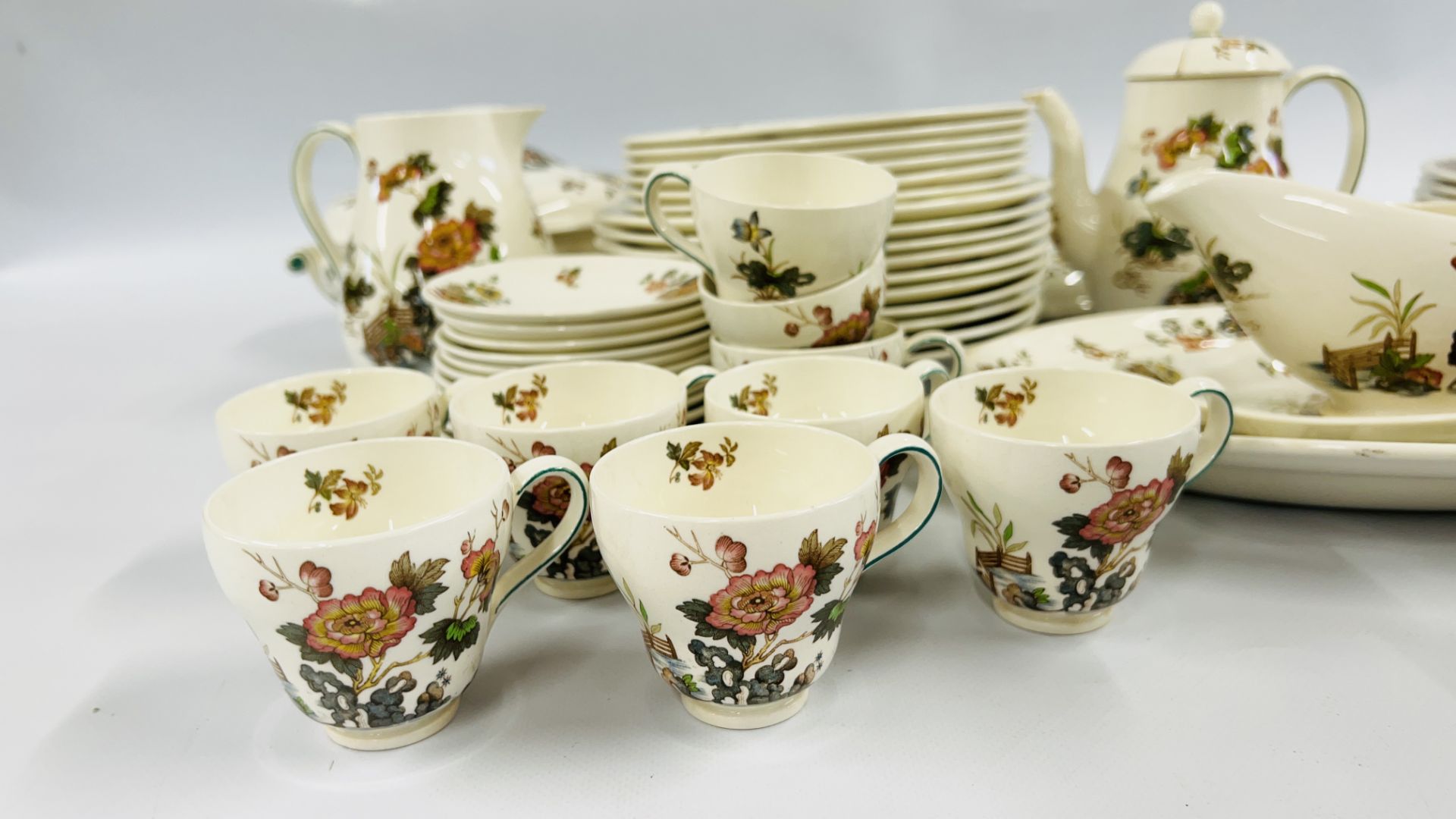 APPROXIMATELY 61 PIECES OF WEDGEWOOD EASTERN FLOWERS TEA AND DINNERWARE. - Image 2 of 16