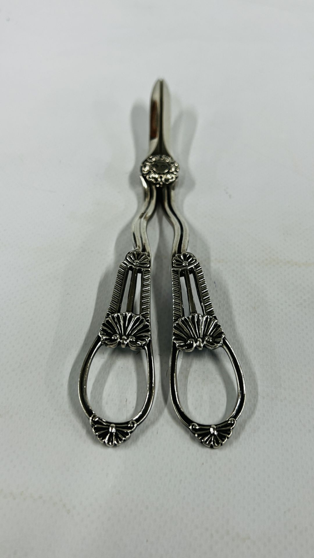 A PAIR OF ORNATE SILVER GRAPE SCISSORS SHEFFIELD ASSAY MAKER G.H. - Image 4 of 9